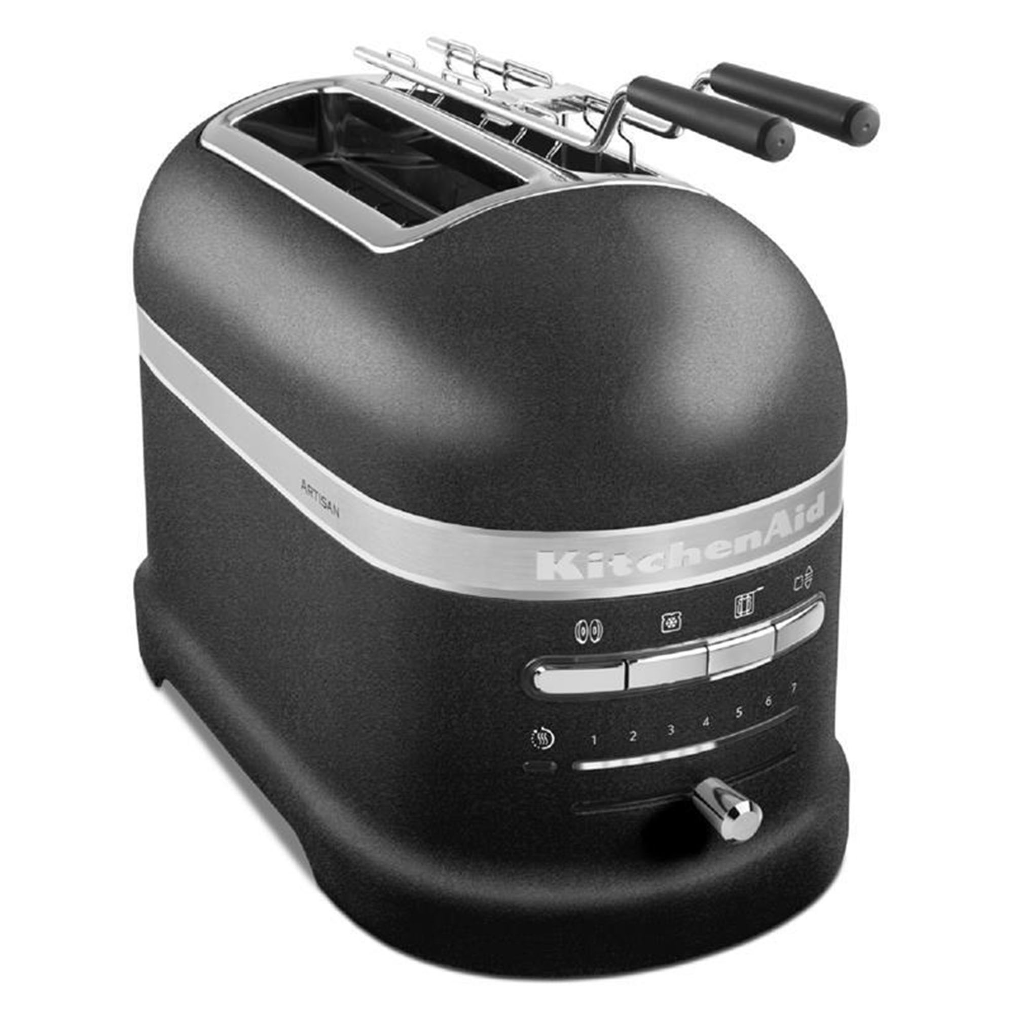 Een zwarte KitchenAid broodrooster met zilveren accenten en een bedieningspaneel. Het staat op een witte achtergrond.