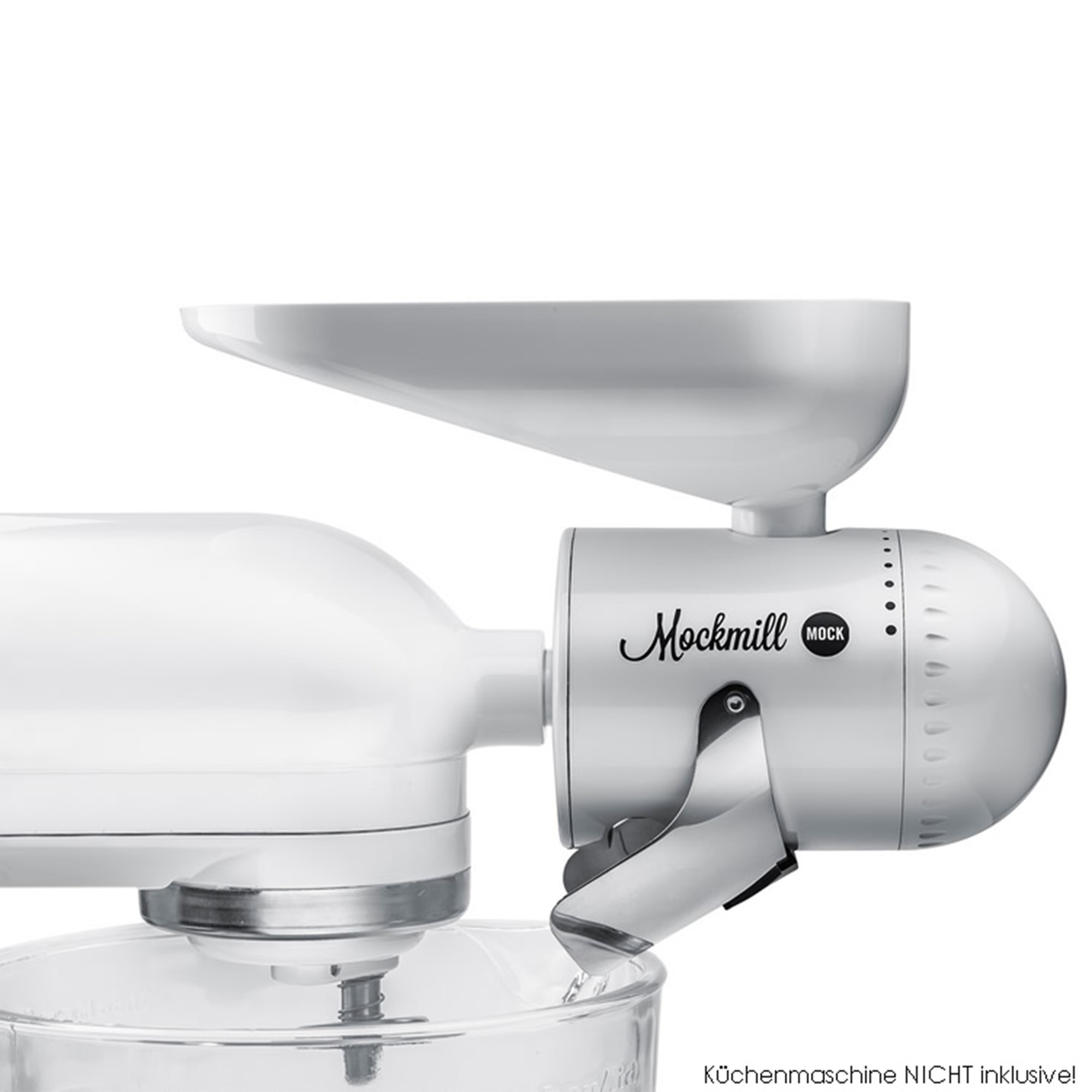 Biały młynek do ziarna Mockmill przymocowany do miksera. Ma górną część w kształcie lejka.
