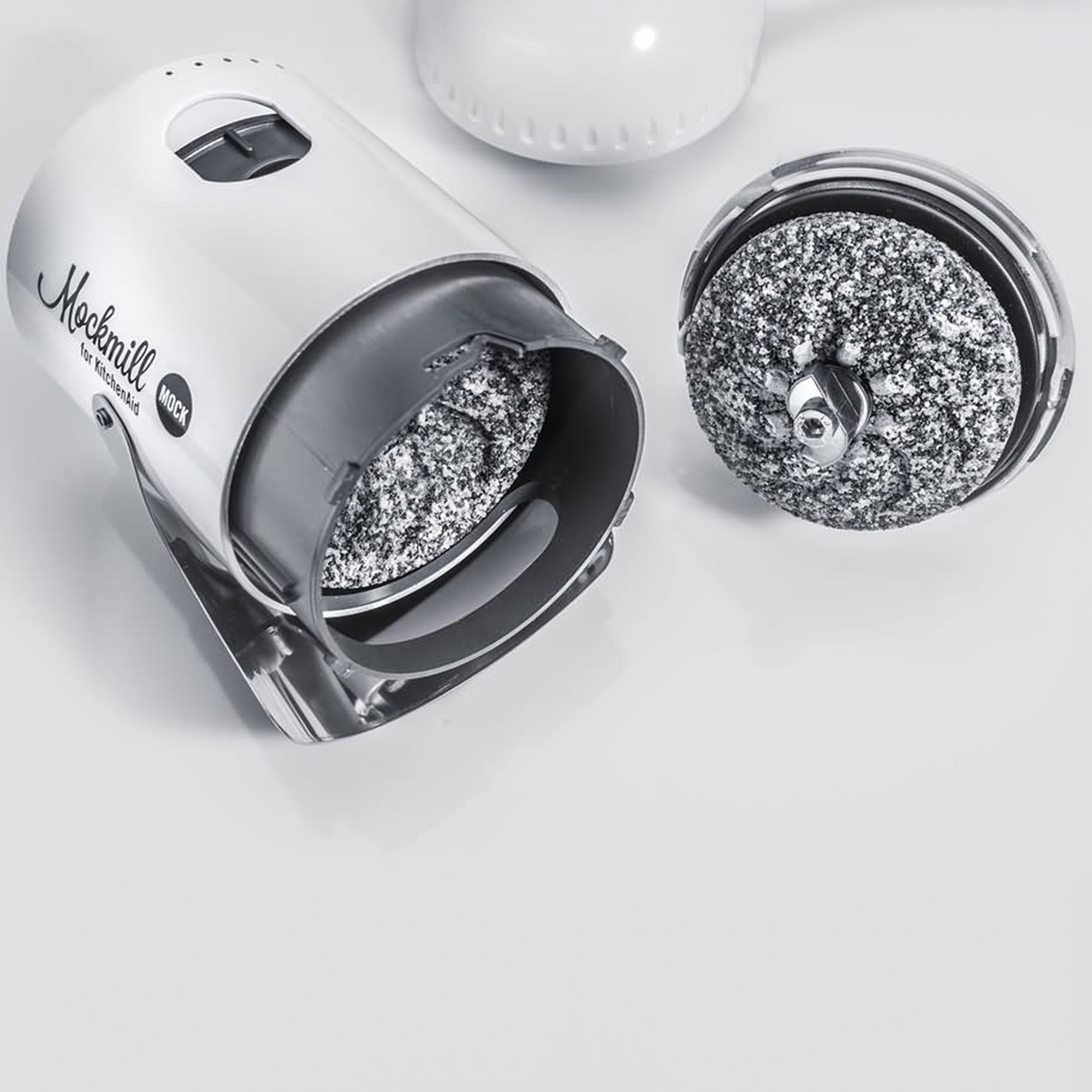 Biały Mockmill do młyna do ziarna Kitchenaid, zdemontowany. Pokazuje kamienie mielące.