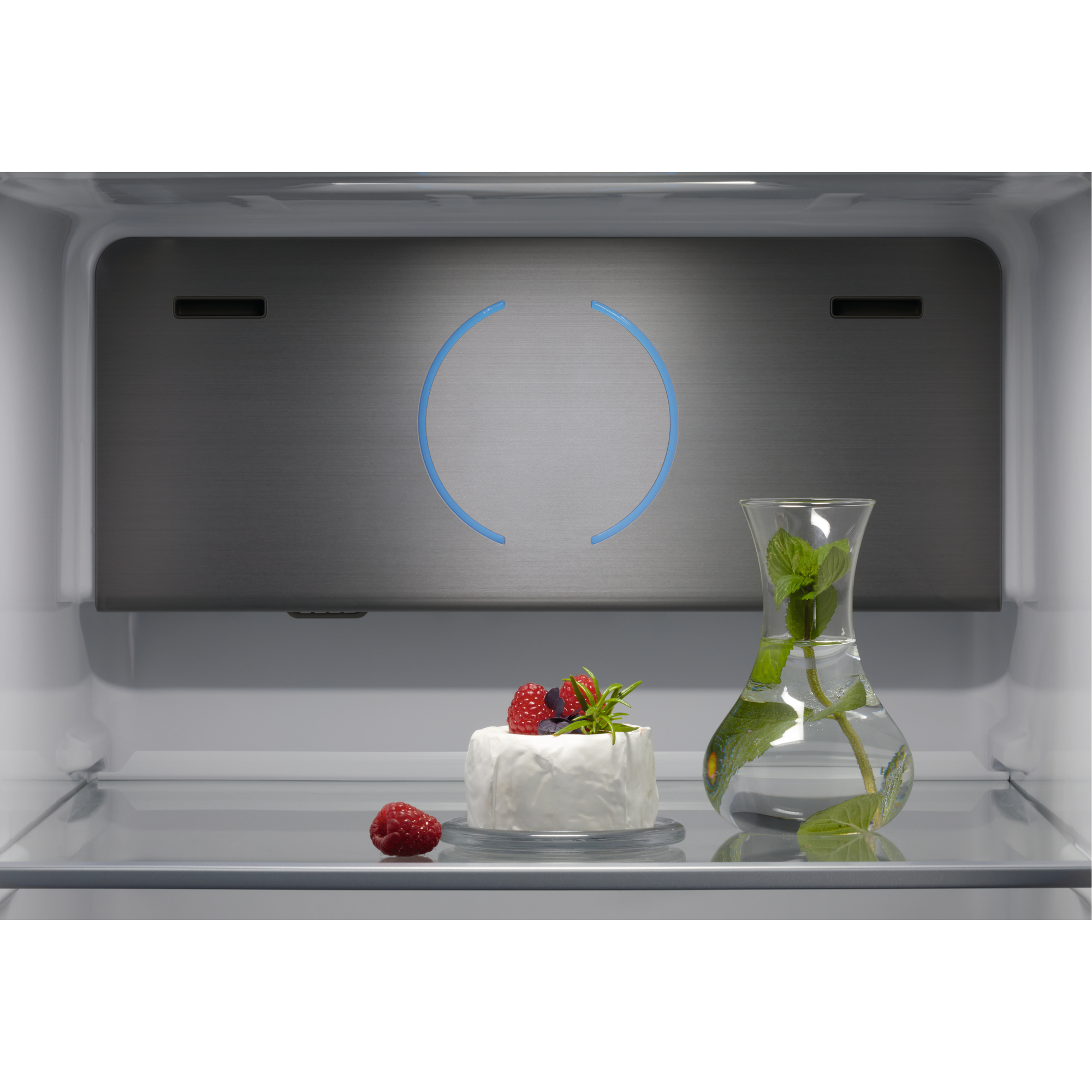 Kühlschrankinnenraum: Kuchen, Beeren, Wasser und Minze.