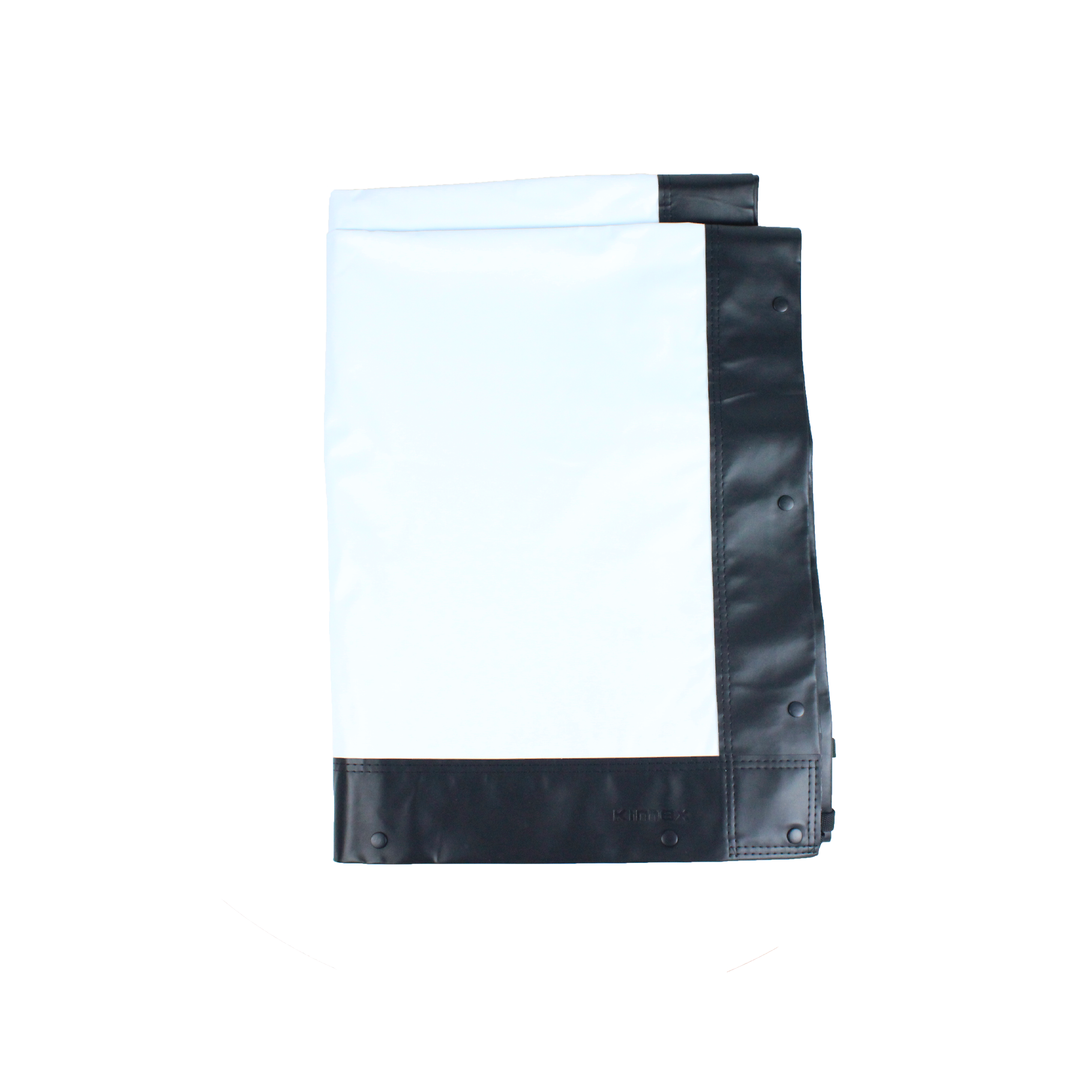 Un tessuto bianco e nero piegato, forse un lenzuolo, su sfondo bianco.