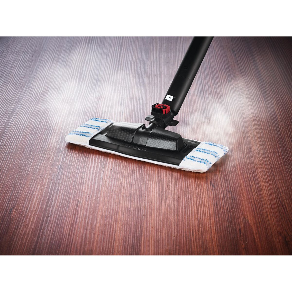 Una mopa de vapor limpiando un suelo de madera, con vapor y detalles visibles.