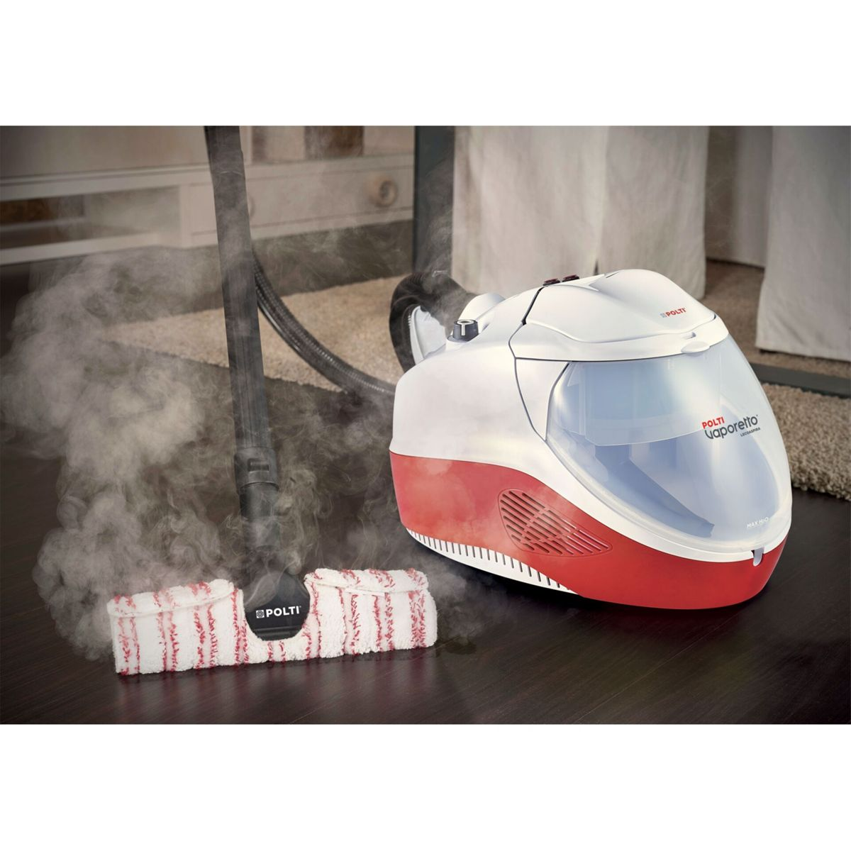 Odkurzacz parowy. Czerwone i białe urządzenie z parą. Drewniana podłoga z dywanem w tle.
