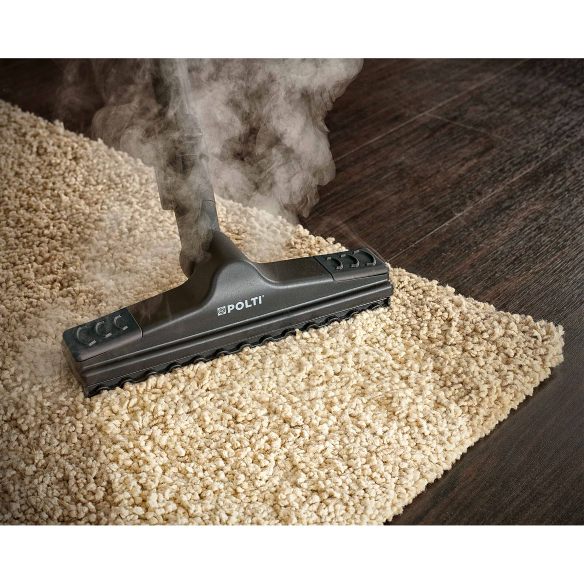 Odkurzacz parowy czyszczący beżową wykładzinę, emitujący parę.
