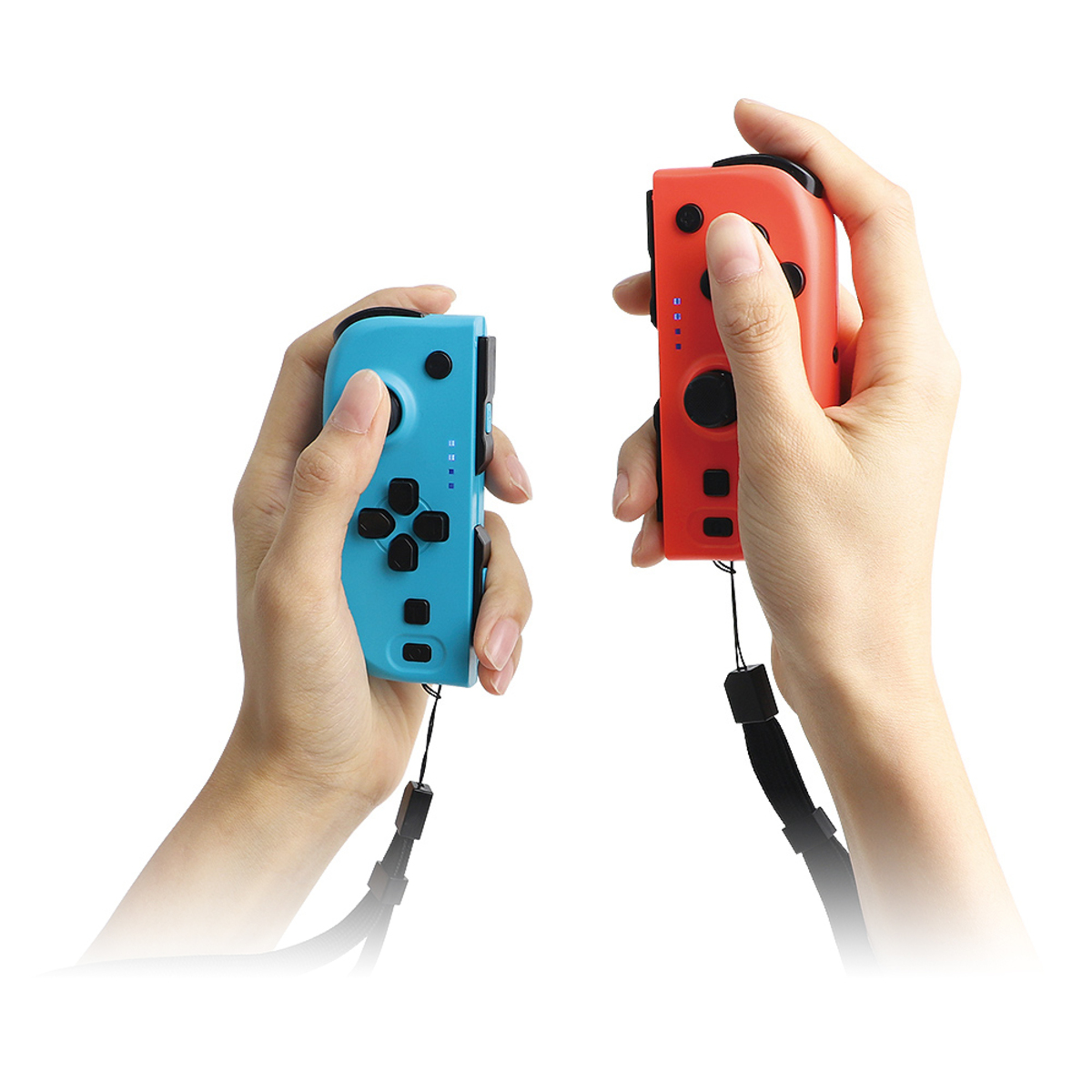 Manos sosteniendo un controlador Nintendo Switch Joy-Con rojo y azul.