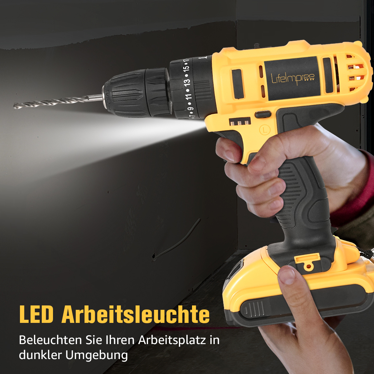 Ein gelb-schwarzer Akku-Bohrschrauber bohrt mit LED-Licht in eine dunkle Oberfläche.