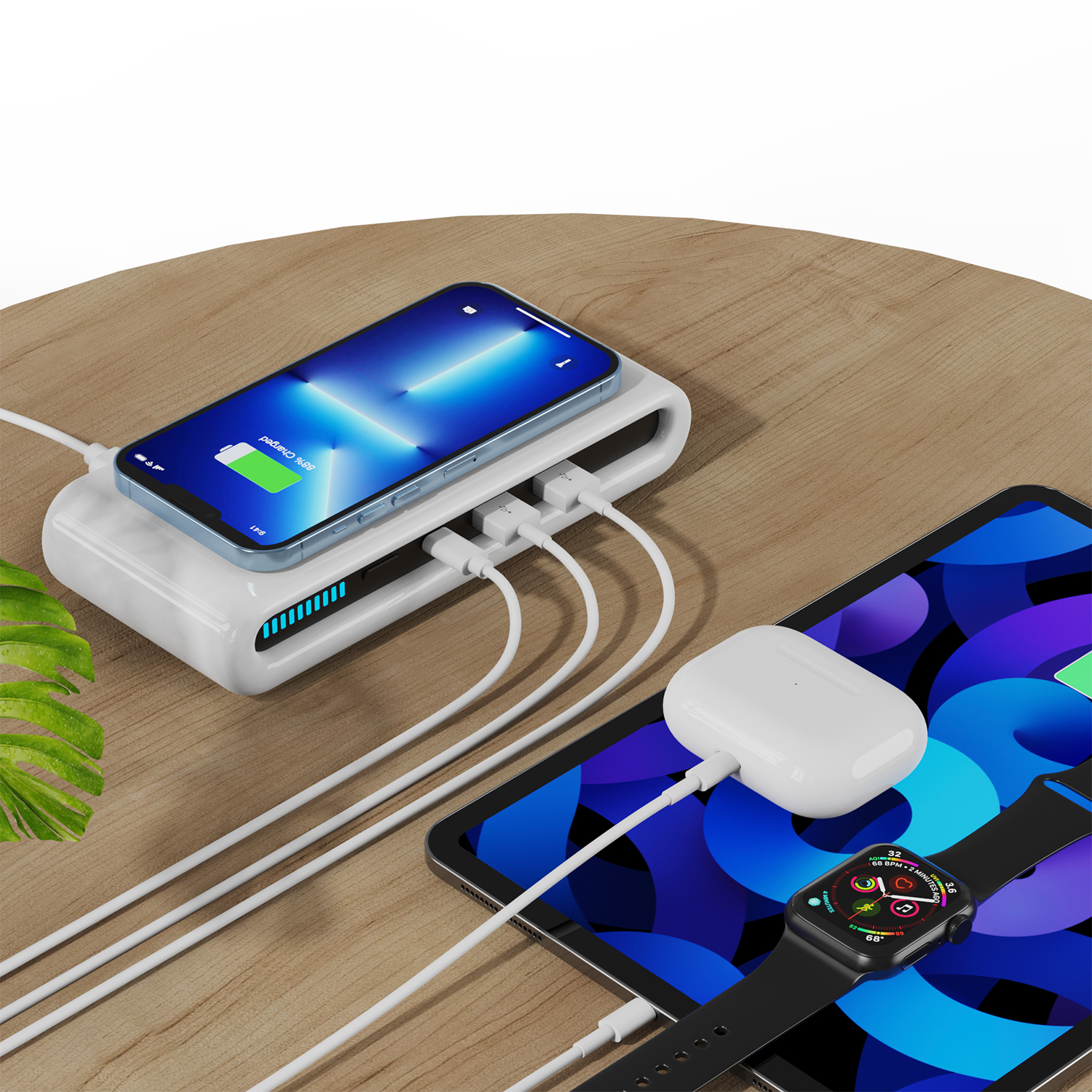 Una stazione di ricarica wireless con telefono, tablet e smartwatch in carica su un tavolo di legno.