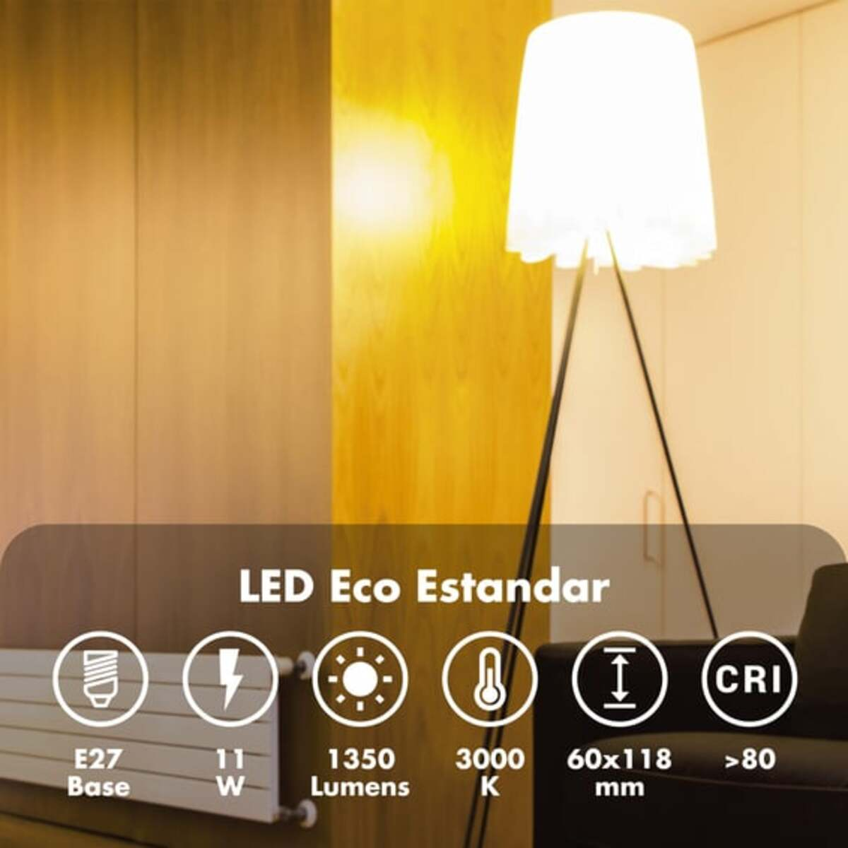 Lampa podłogowa z białym abażurem, w pobliżu ściany i ikon.