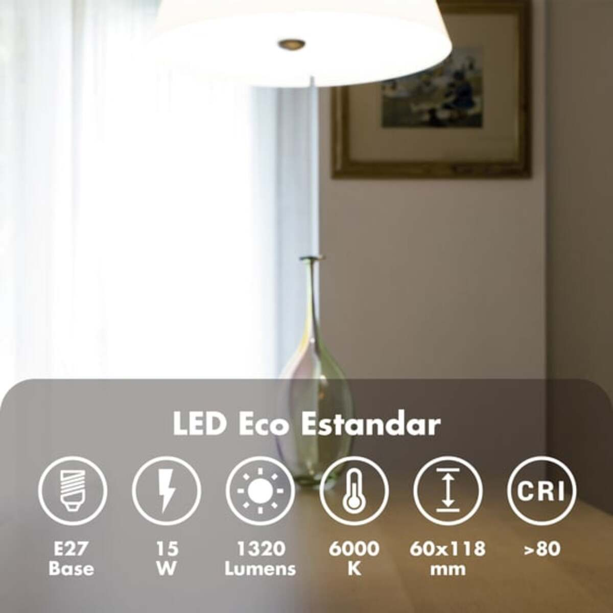 Bombilla LED Eco estándar con iconos de información y texto sobre mesa de madera con decoración.