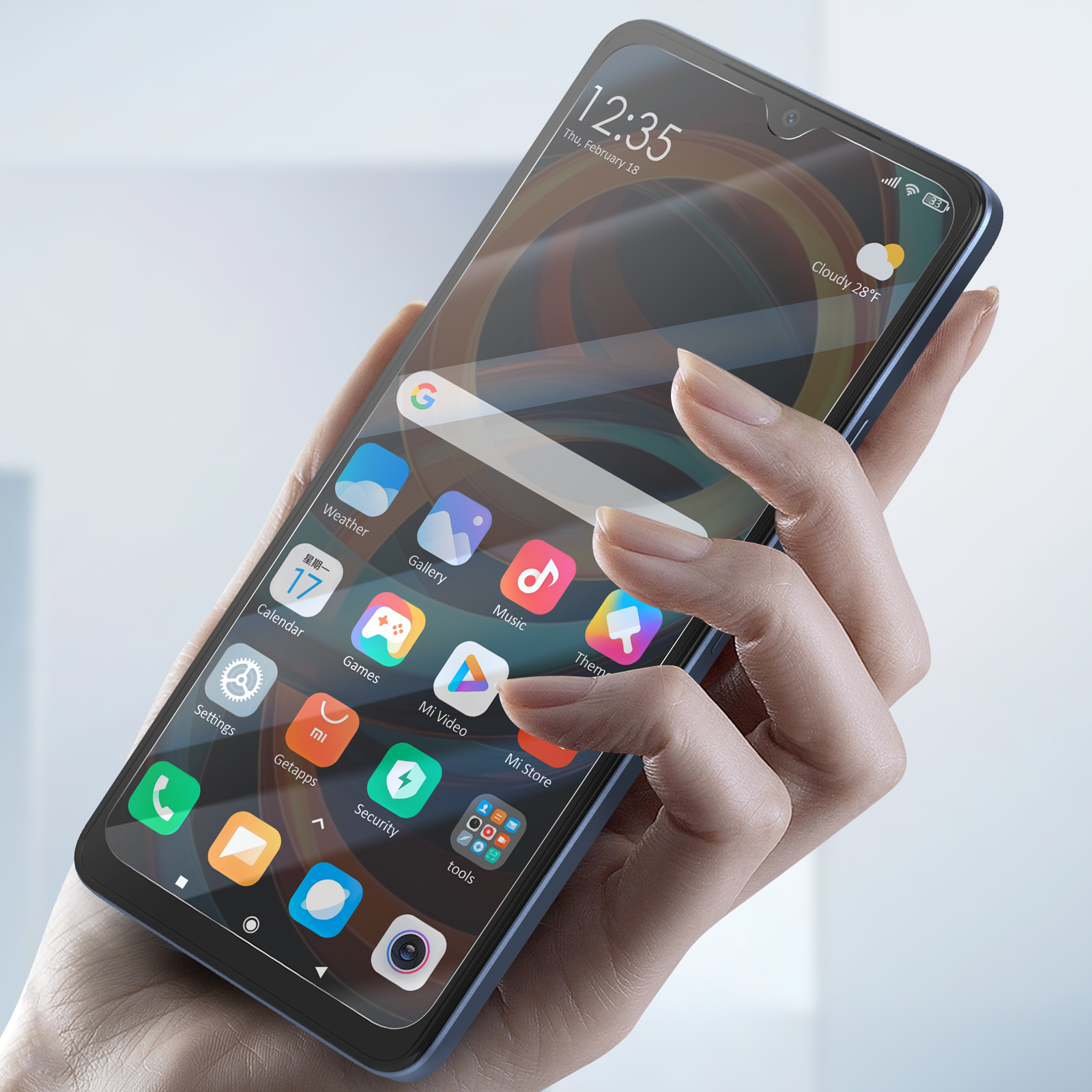 Una mano che tiene uno smartphone che mostra icone di app e l'ora '12:35'.