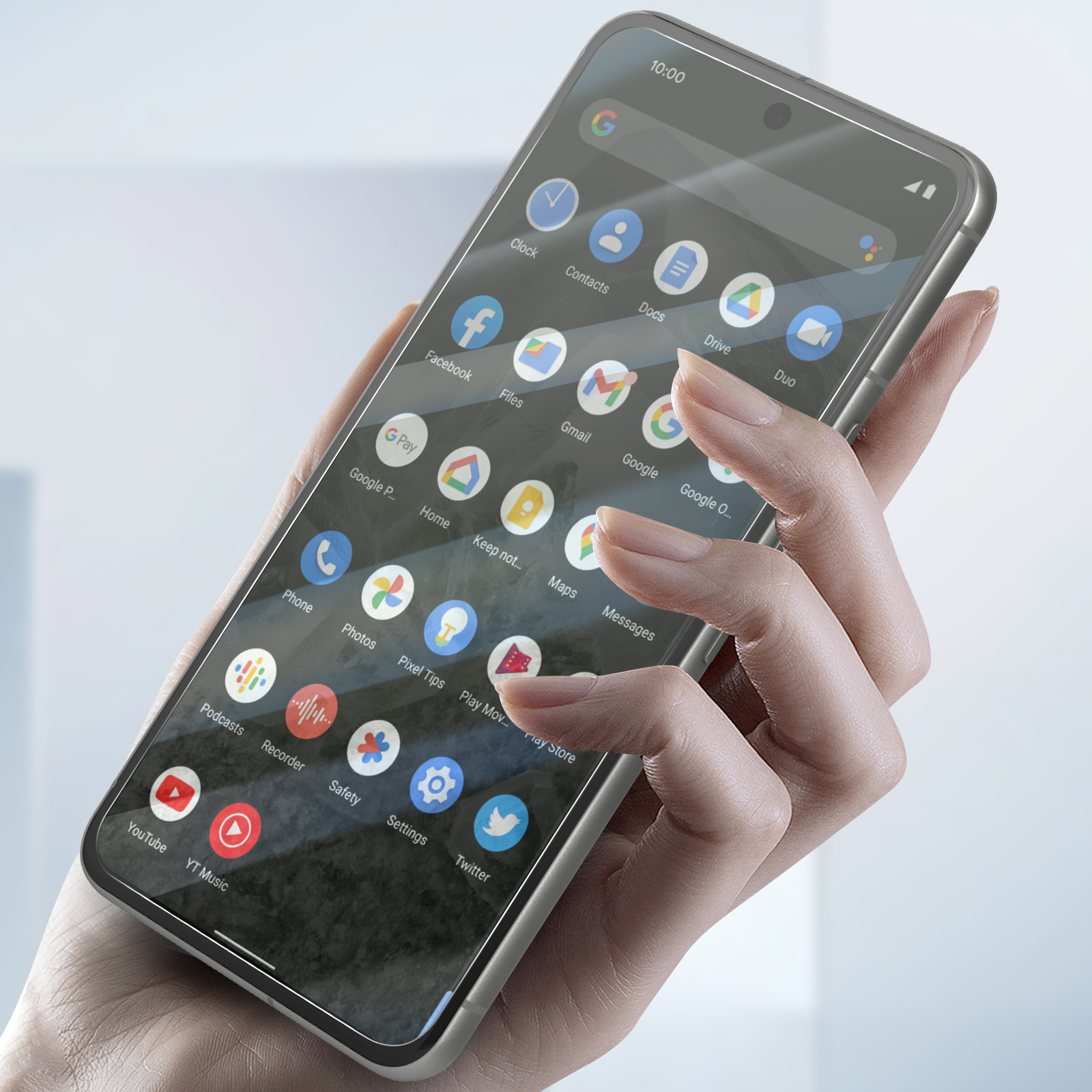 Una persona che tiene in mano uno smartphone con icone di app sullo schermo.