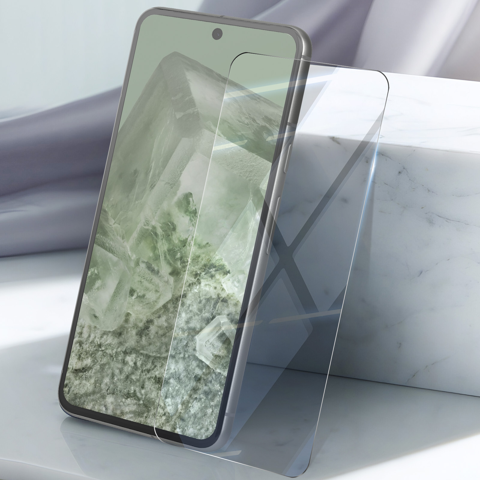Smartphone con protezione schermo, su una superficie in marmo.