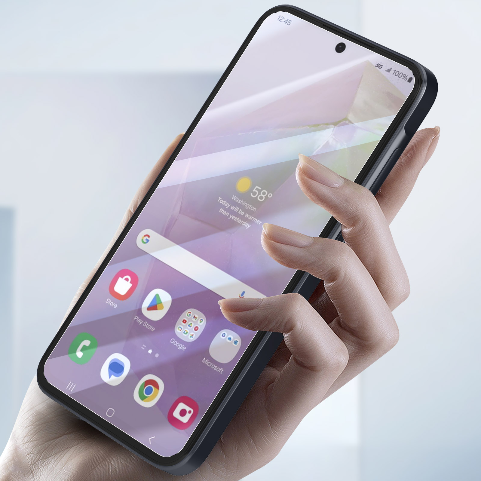 Una mano che tiene uno smartphone con informazioni meteorologiche sullo schermo.