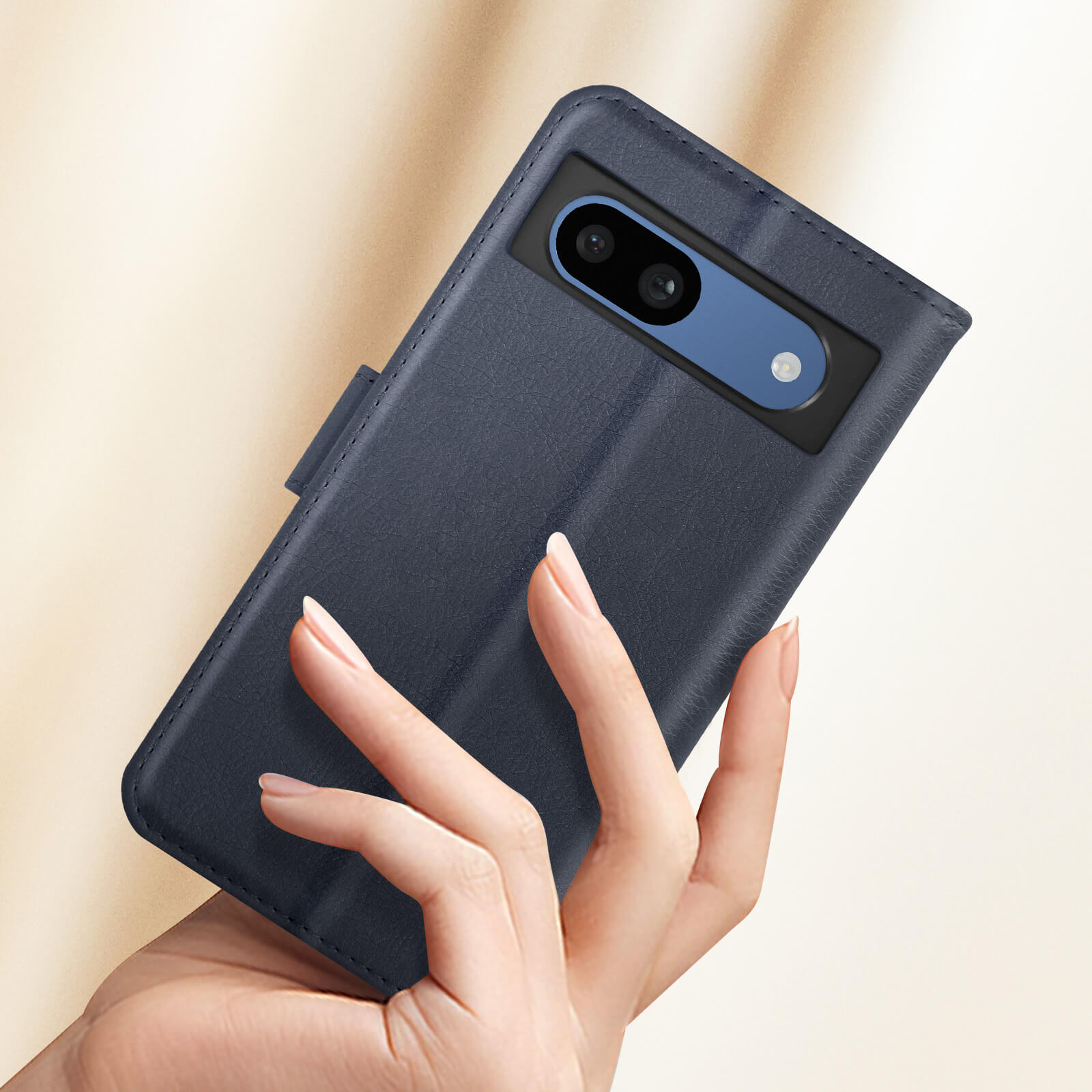 Eine blaue Handyhülle mit Klappe, die ein dunkelblaues Telefon bedeckt. Eine Hand hält die Hülle.