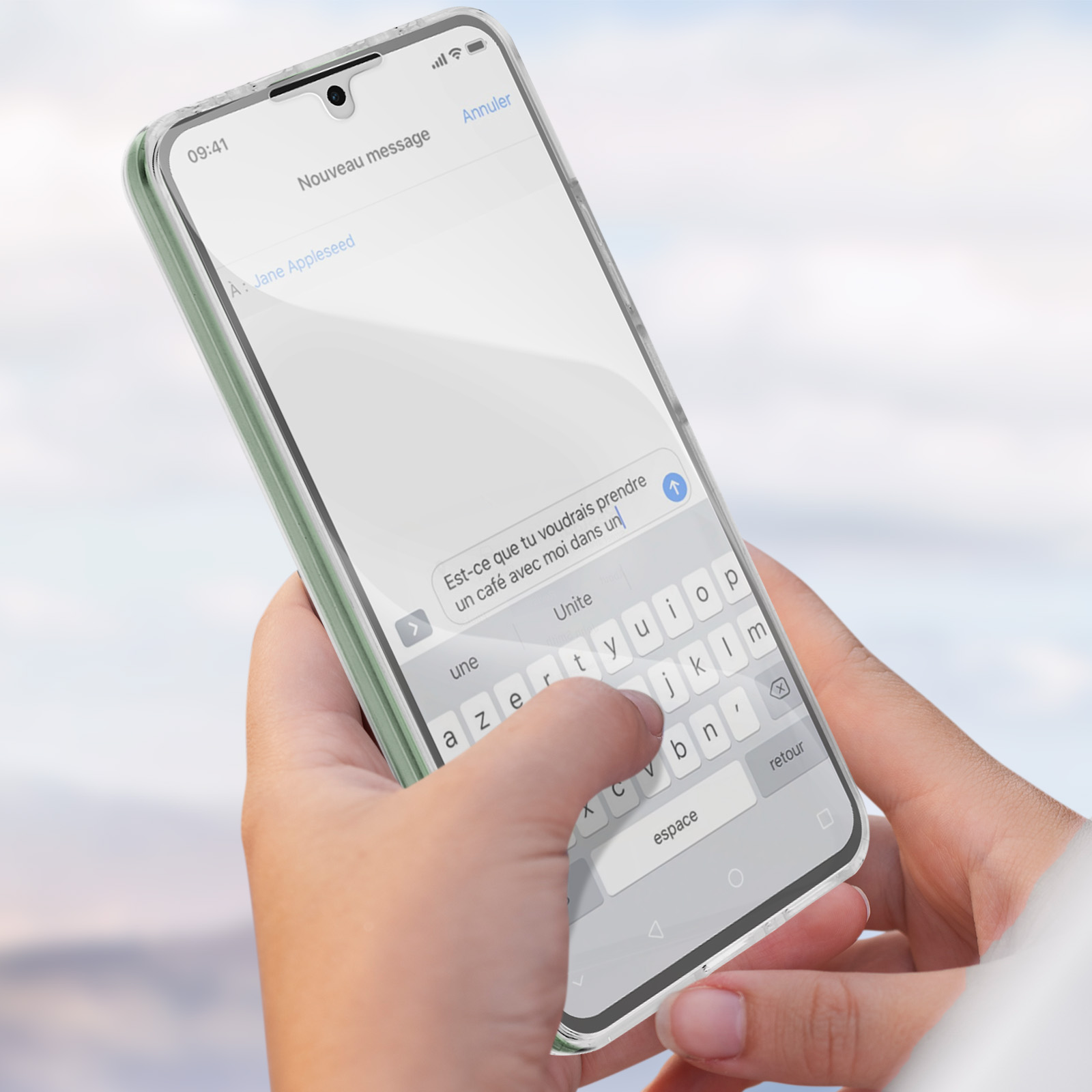 Una mano che tiene un telefono con una custodia dai bordi verdi, che mostra una conversazione di messaggi di testo in francese.