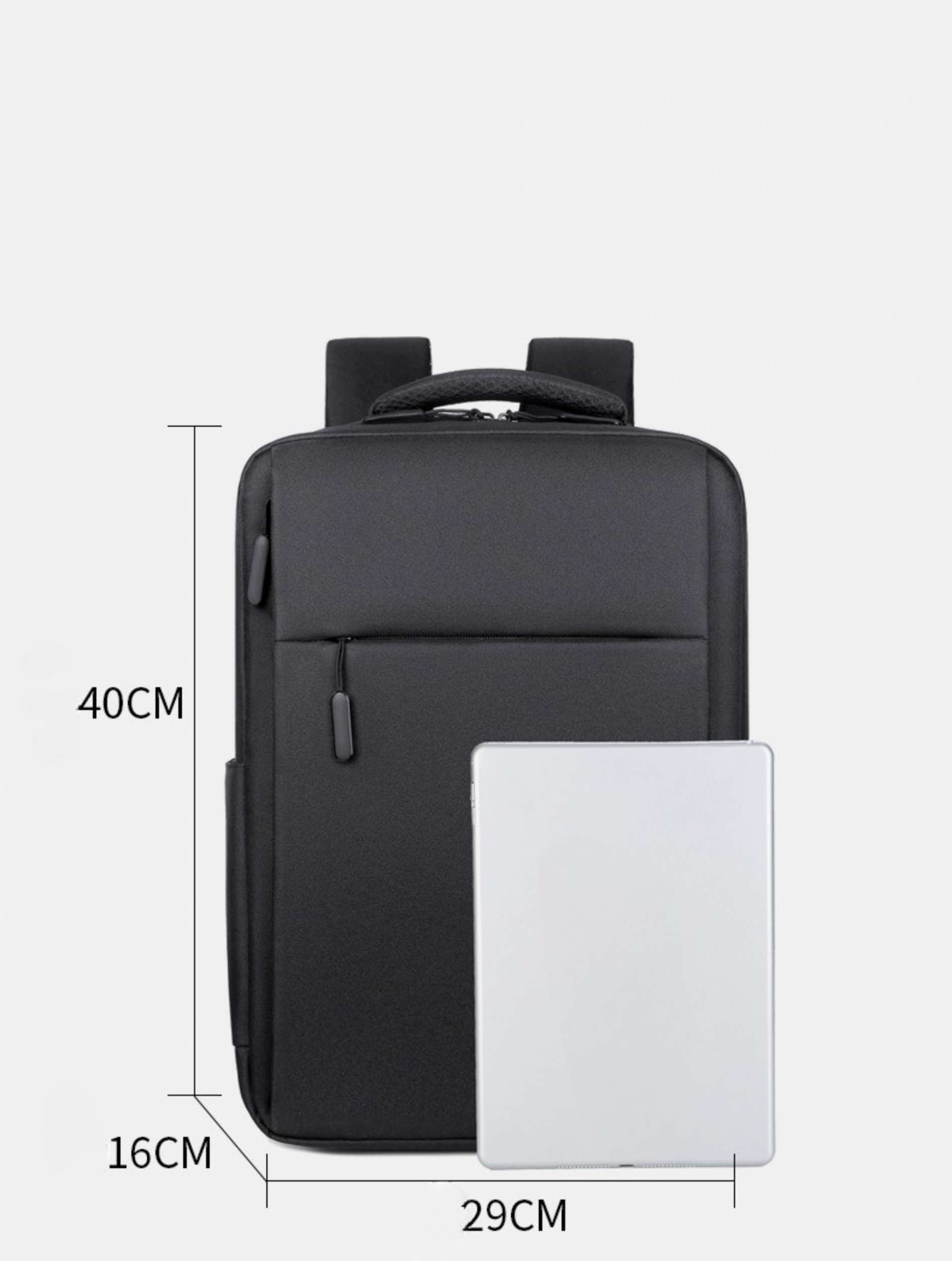 Schwarzer Rucksack mit den Maßen: 40 cm Höhe, 16 cm Breite und 29 cm Länge.
