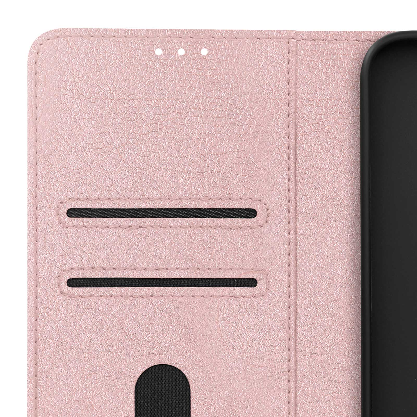 Custodia a portafoglio in pelle rosa aperta con fessure per carte di credito. Lo sfondo è bianco.