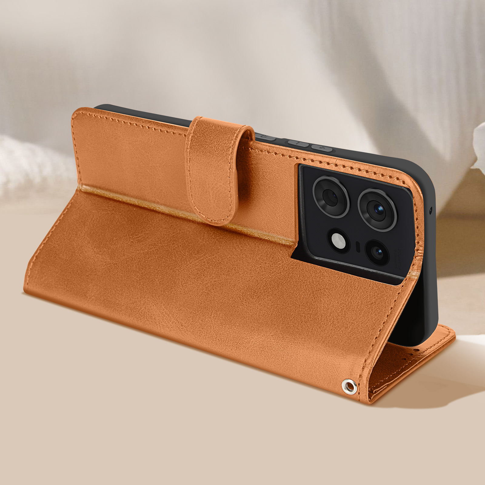 Custodia per telefono. Aperta, pelle marrone. Telefono in posizione. Superficie beige, pelle marrone.