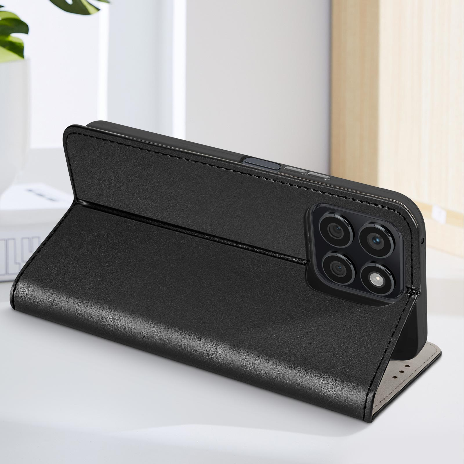 Geöffnete schwarze Handyhülle, um ein Telefon mit Kameralinsen zu zeigen.
