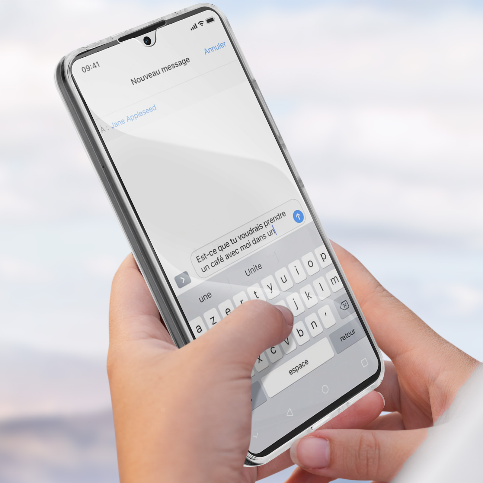 Mani che tengono un telefono con un SMS: 'Est-ce que tu voudrais...?'