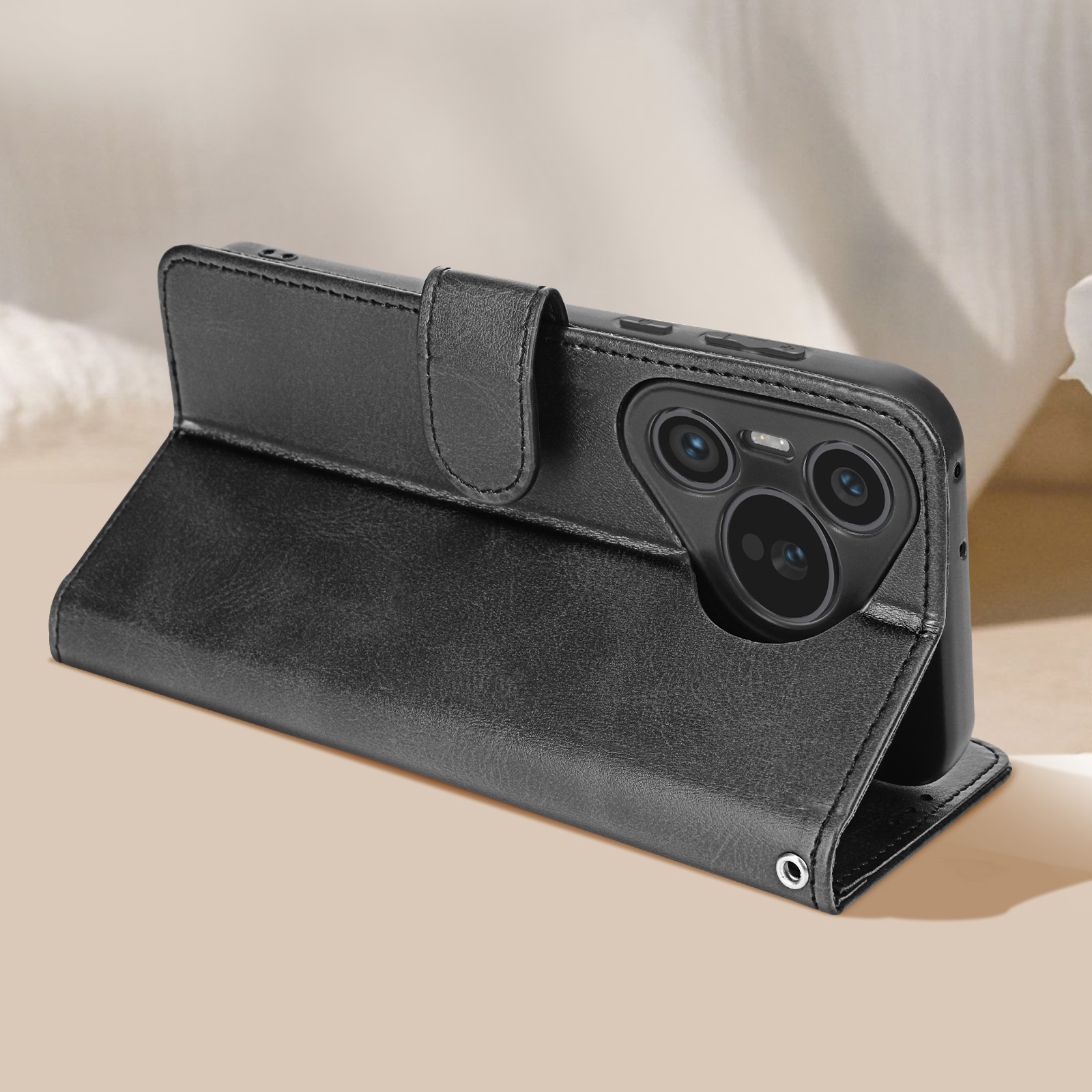 Custodia per telefono in pelle nera con patta, mostra fotocamera e pulsanti, aperta.