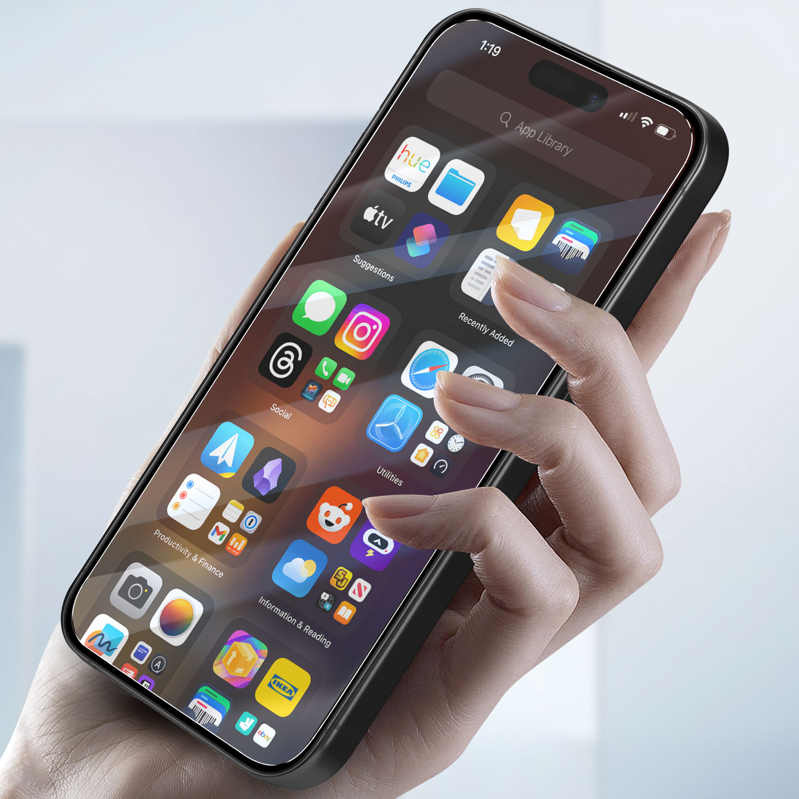 Una mano che tiene uno smartphone con icone di app. Il telefono è in una custodia nera e mostra le app.