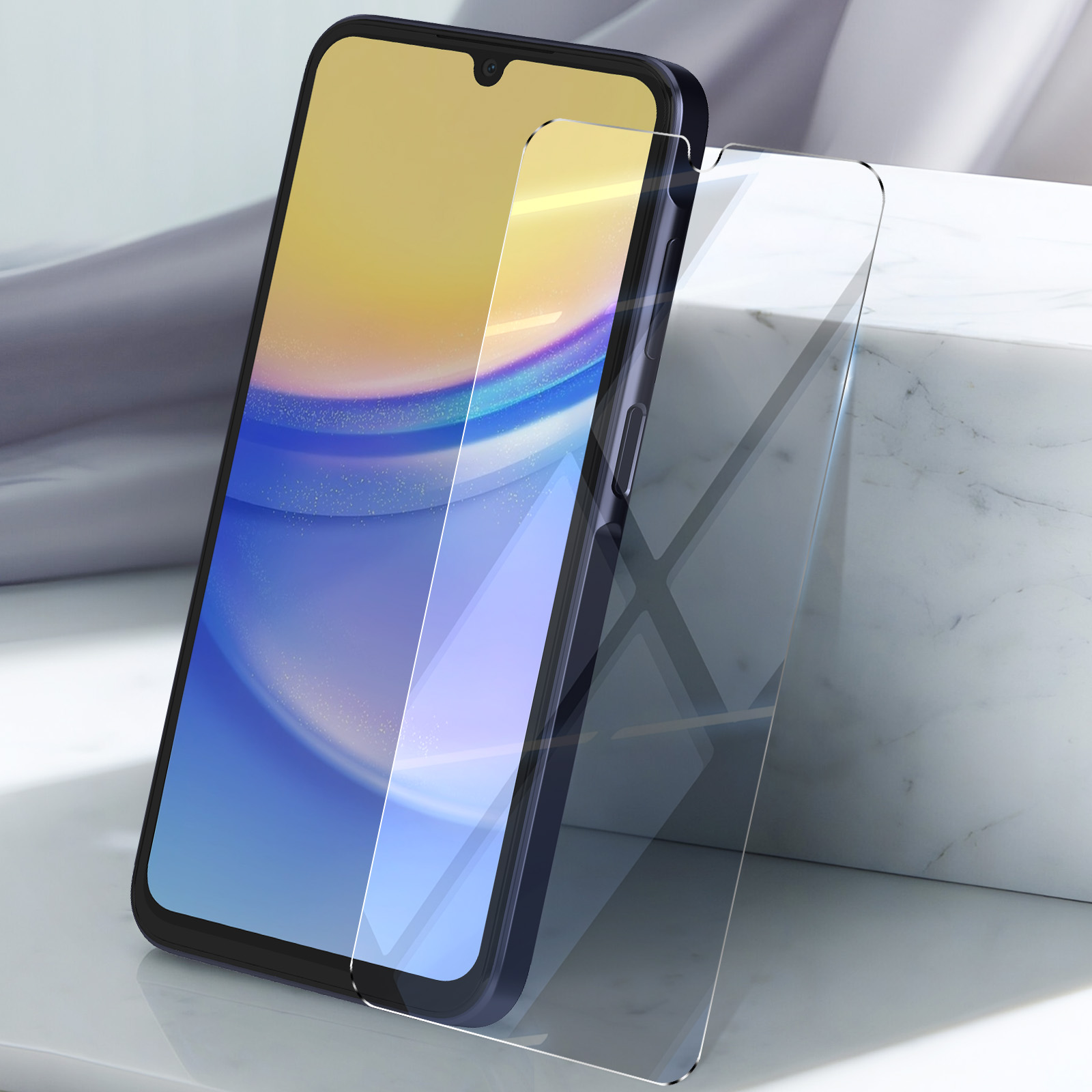 Uno smartphone con un proteggi schermo attaccato. Il telefono è blu, il proteggi schermo è trasparente.