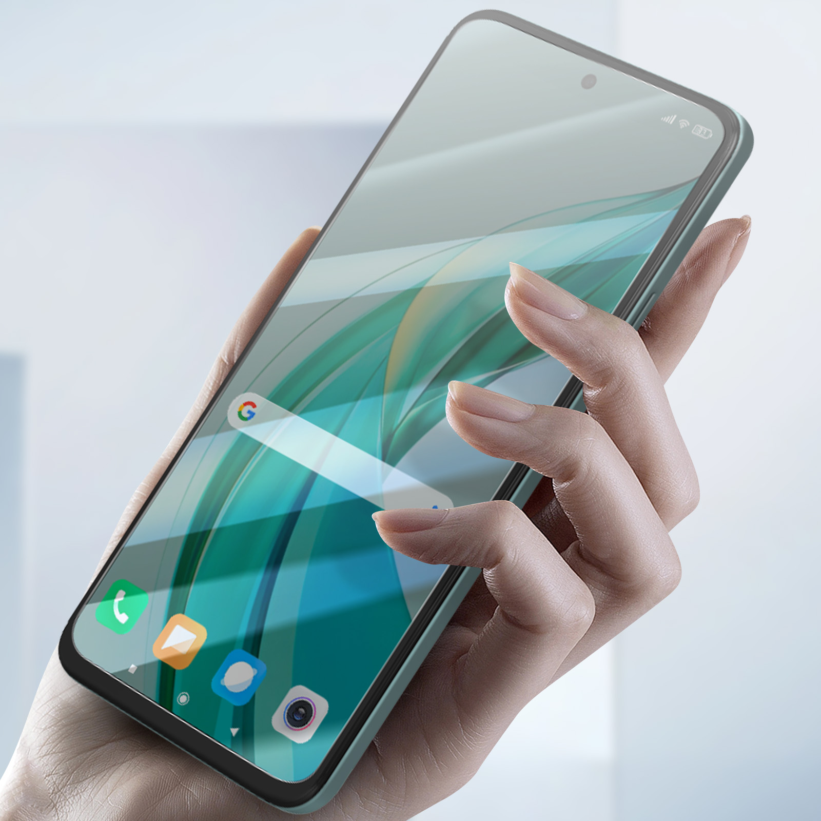 Mano che tiene smartphone con schermo acceso, mostra app e info meteo.