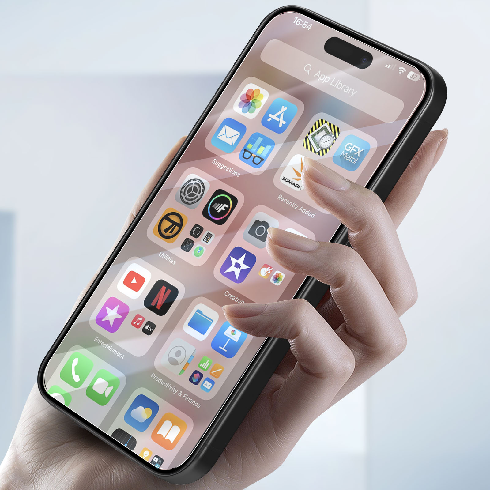 Una mano che tiene un telefono che mostra la libreria delle app. Lo schermo mostra le app e l'ora.
