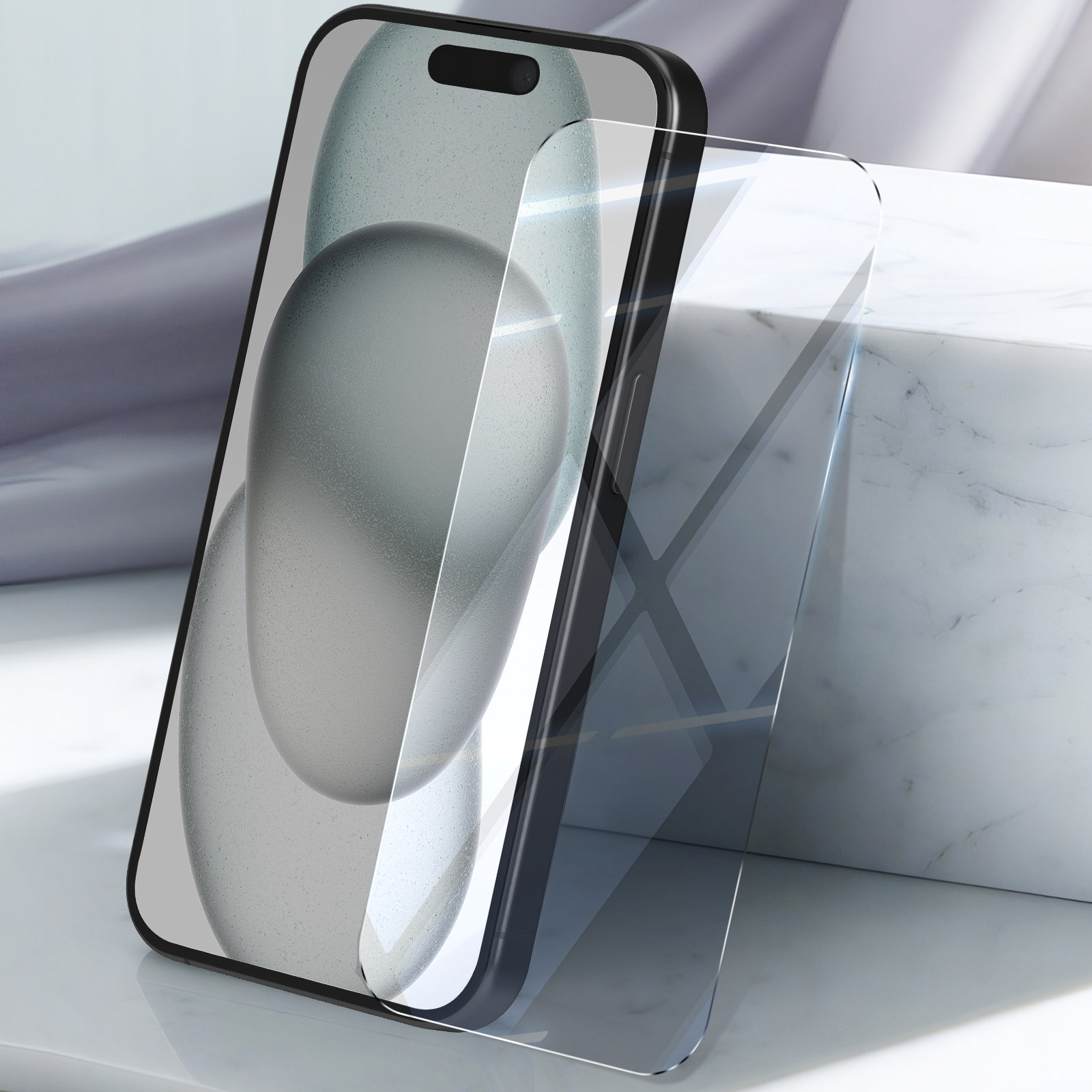 Smartphone con protezione schermo, appoggiato a un blocco di marmo.