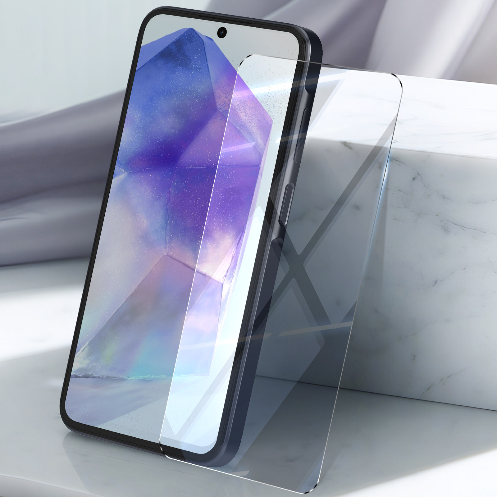 Telefono nero con protezione schermo su superficie bianca. Sfondo bianco sfocato.