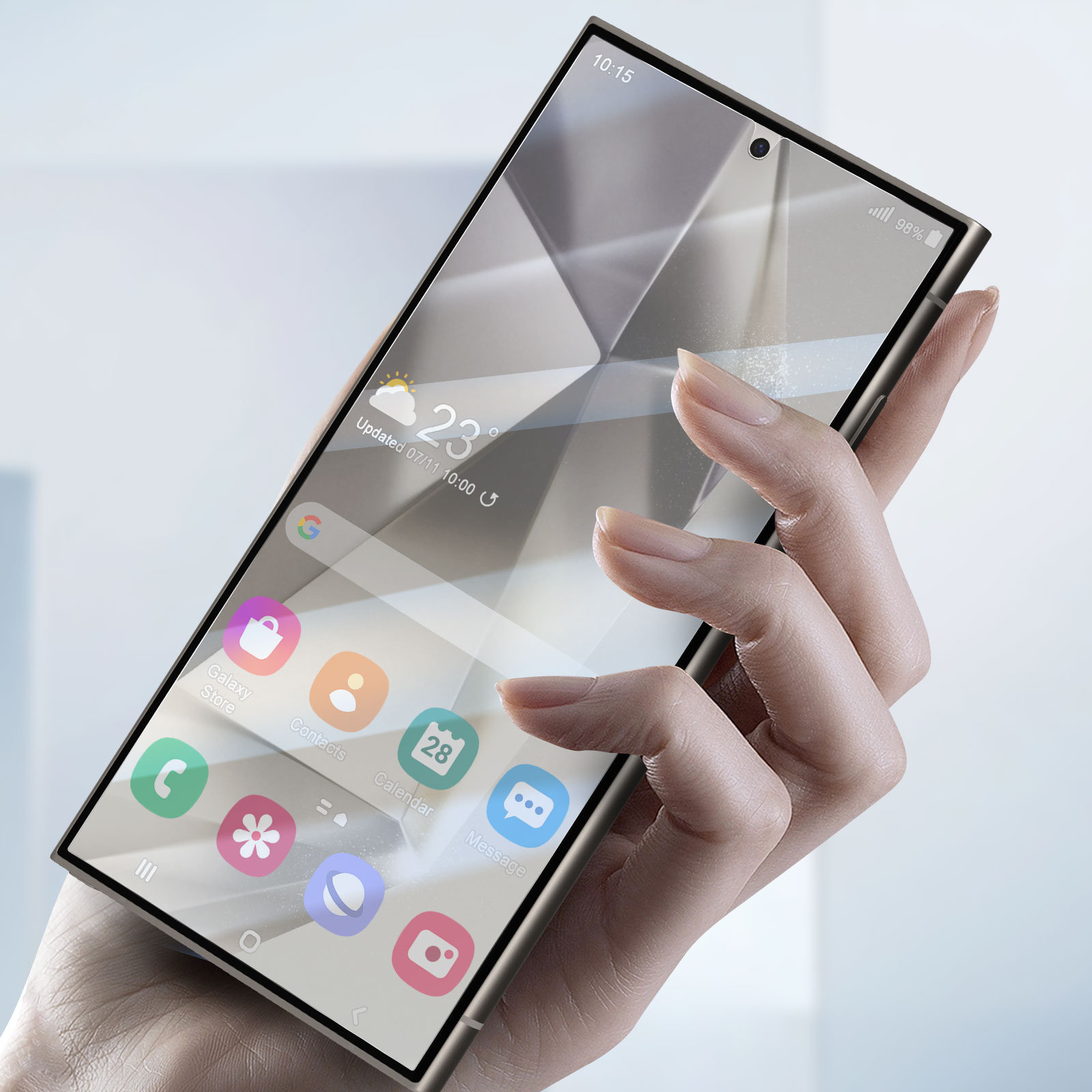 Una mano tiene uno smartphone con icone sullo schermo.