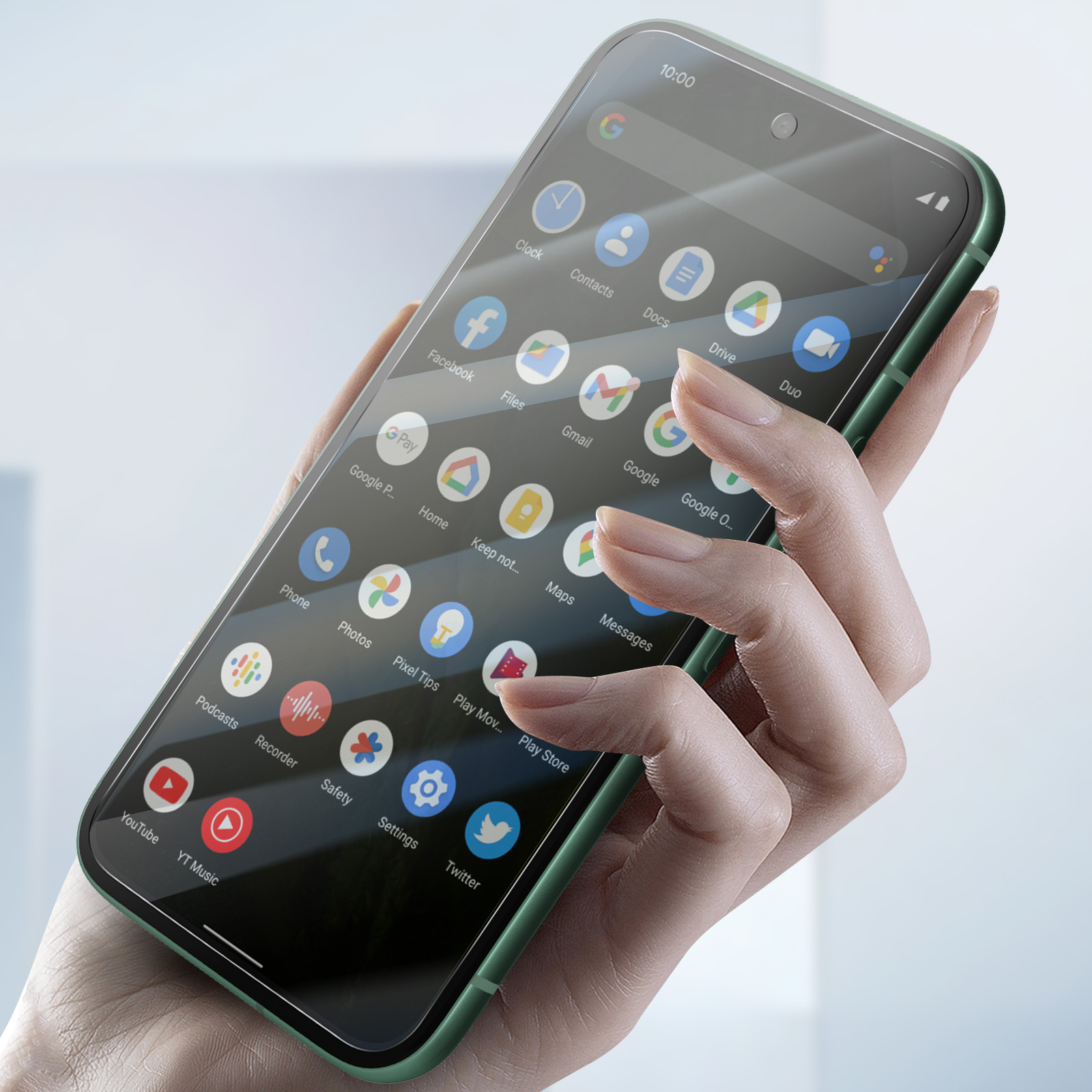 Smartphone verde tenuto in mano, mostra le app sullo schermo. Sfondo chiaro.