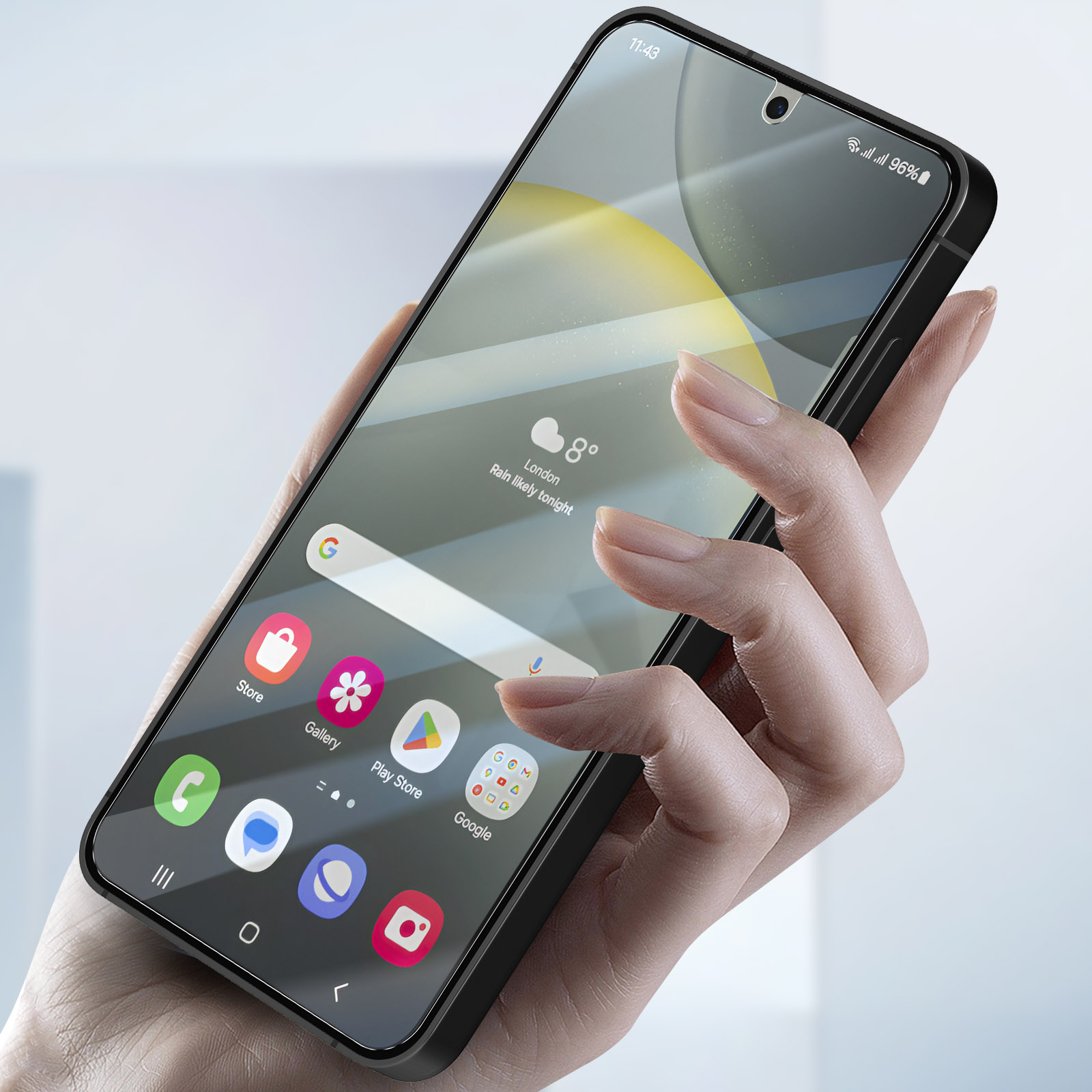 Mano che tiene uno smartphone con display.