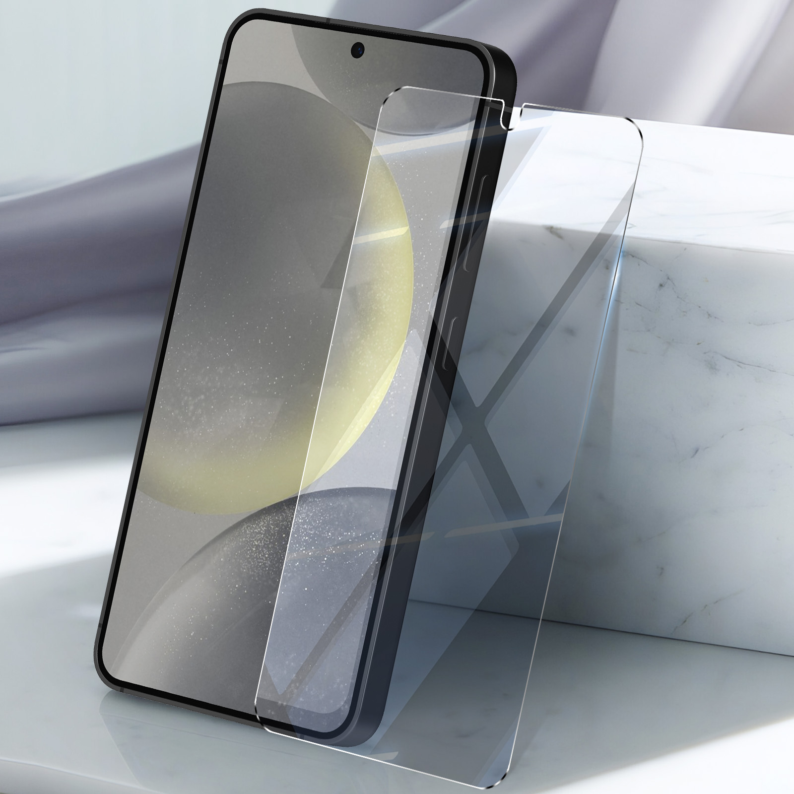 Smartphone nero con protezione schermo. Il telefono è su una superficie di marmo.