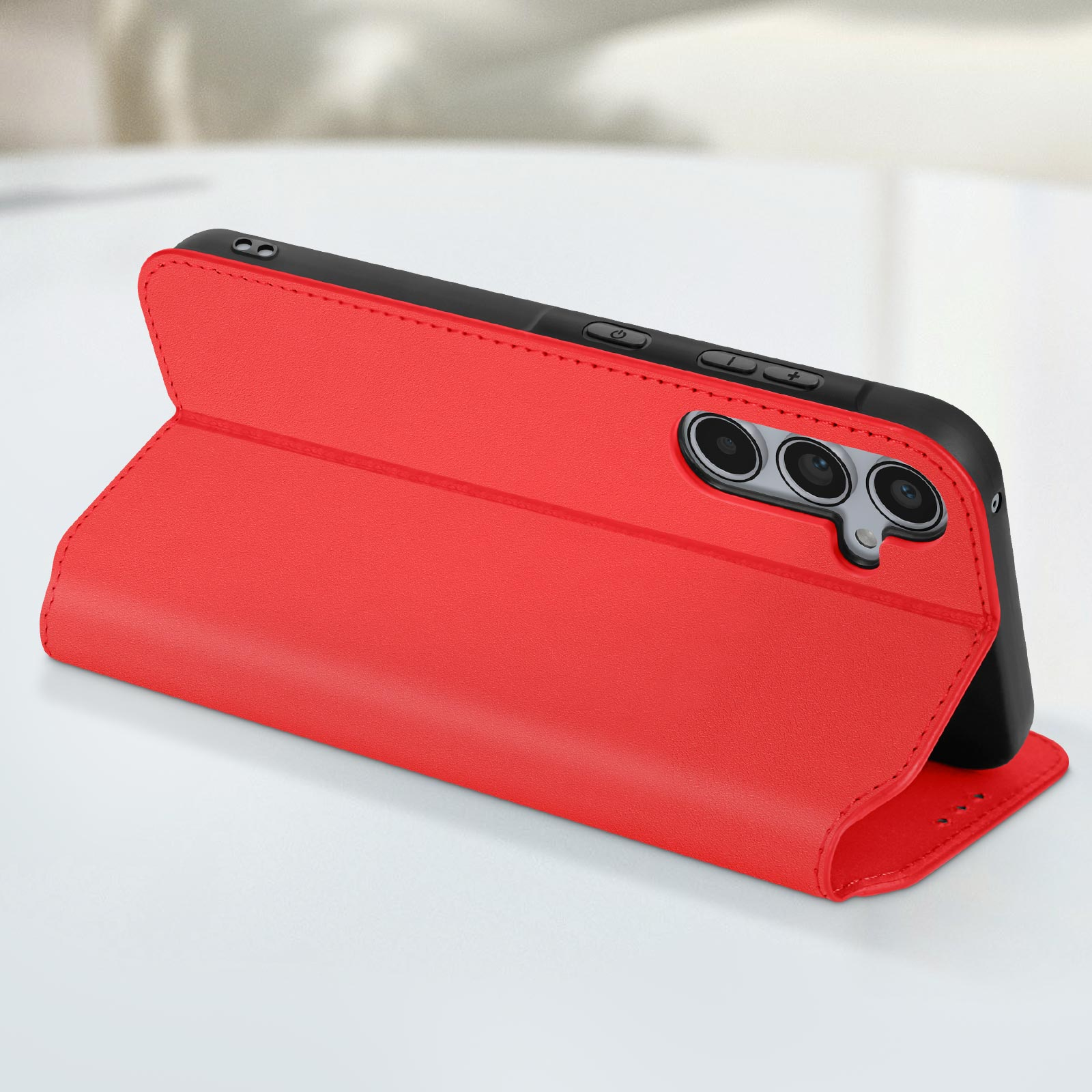 Custodia rossa per telefono con un telefono nero all'interno e un supporto. Il telefono è visibile.
