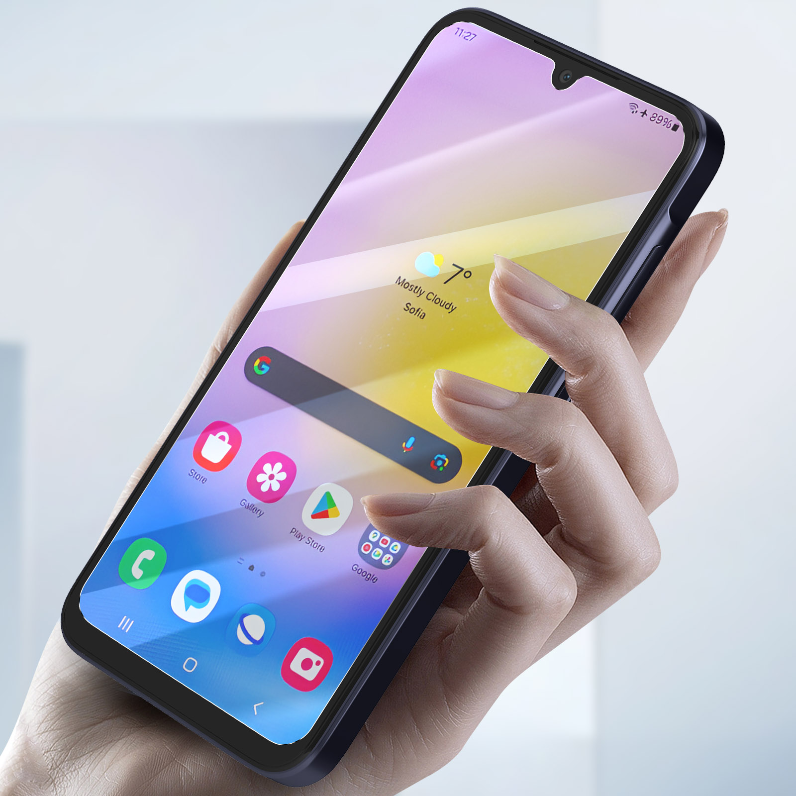 Mano che tiene un telefono con mappa della città e icone delle app sullo schermo.