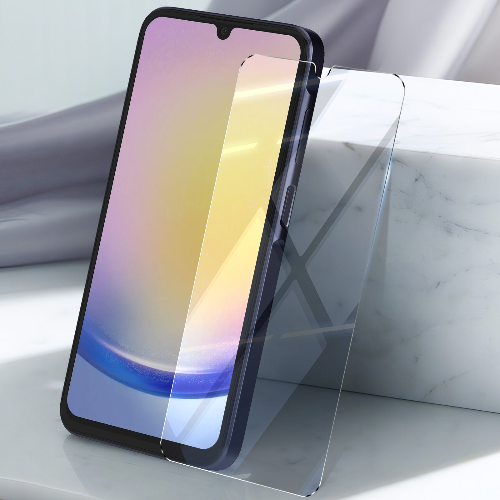 Smartphone con protezione schermo. Il telefono in una custodia scura è su una superficie bianca.