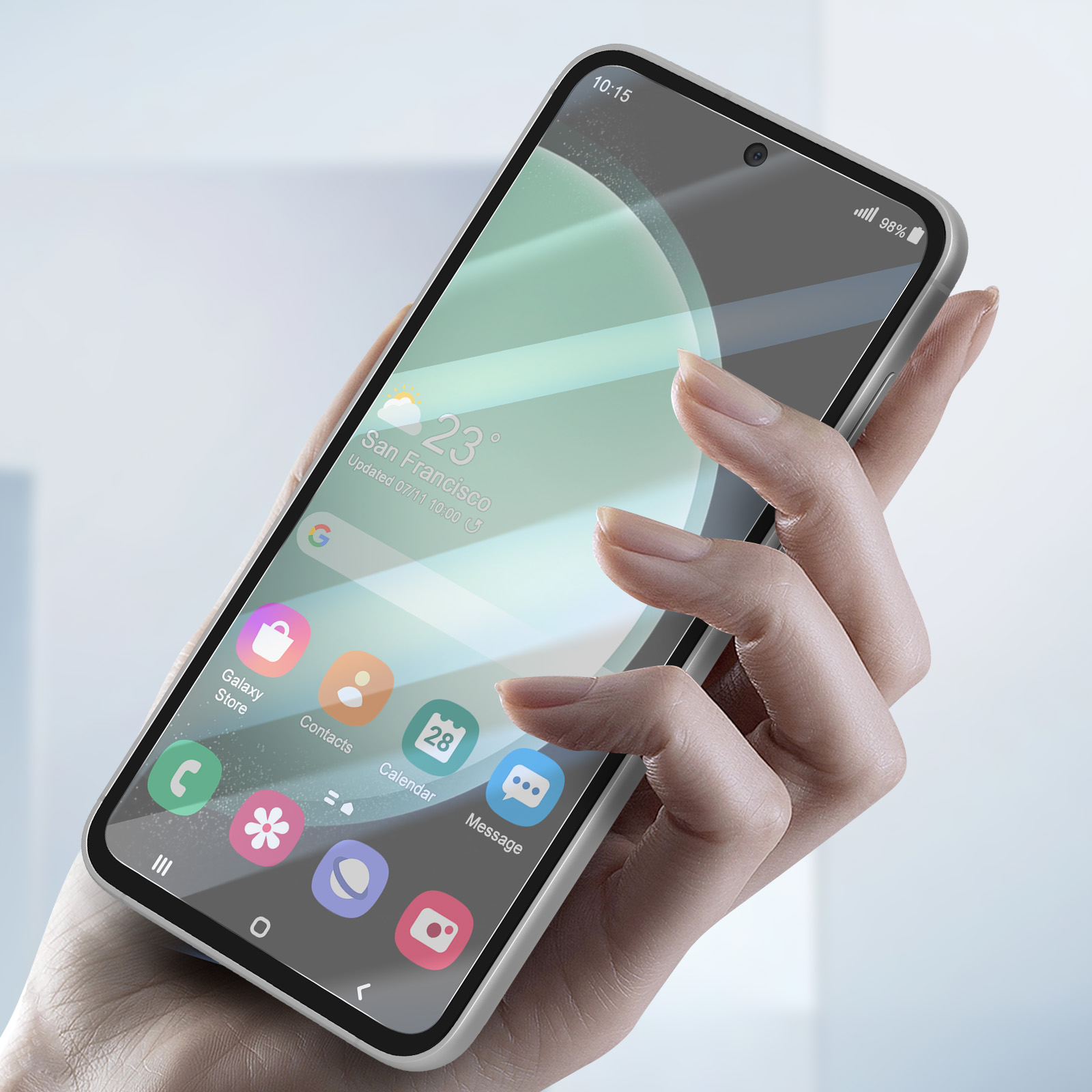 Una mano tiene un telefono con app sullo schermo. Il telefono mostra il meteo di San Francisco e icone delle app.