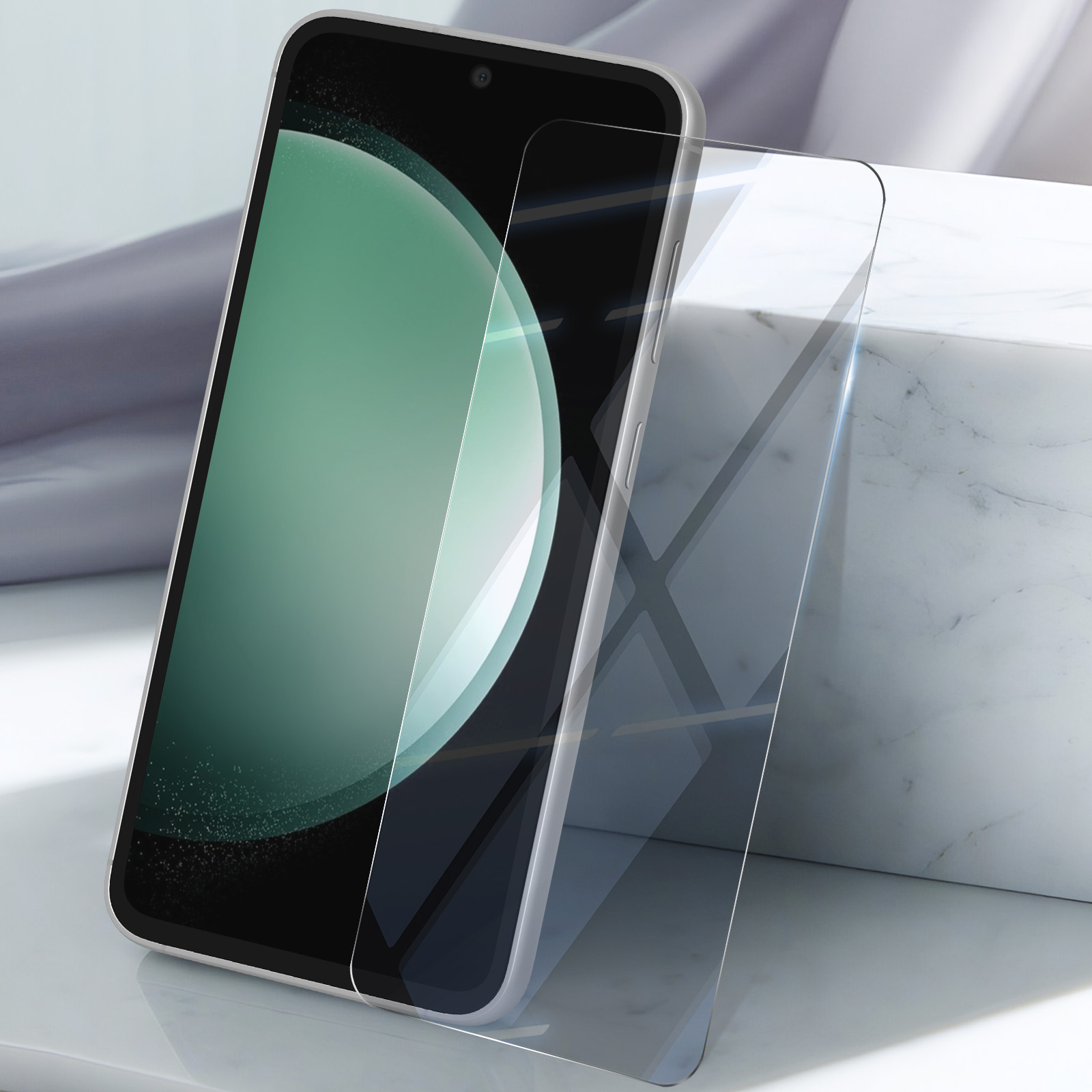 Uno smartphone con protezione schermo e sfondo in marmo.