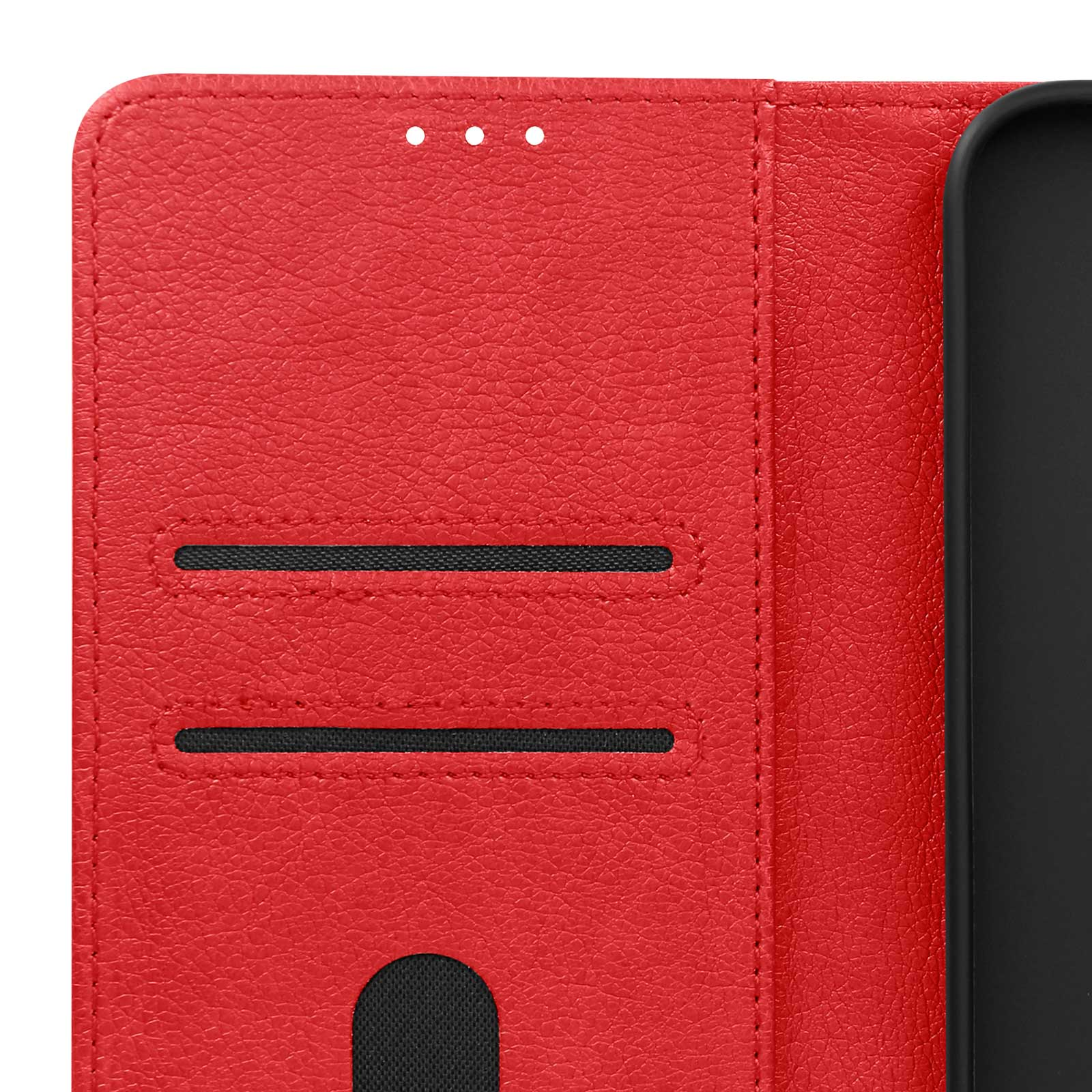 Primo piano di una custodia per telefono in pelle rossa con scomparti per carte, mostra cuciture.