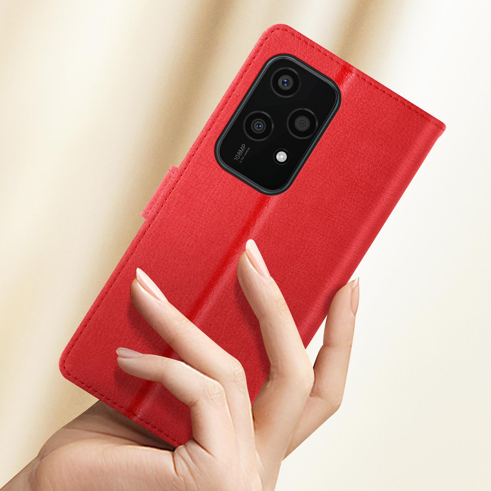 Custodia rossa per telefono con telefono all'interno, tenuta in mano. Sfondo sfocato.