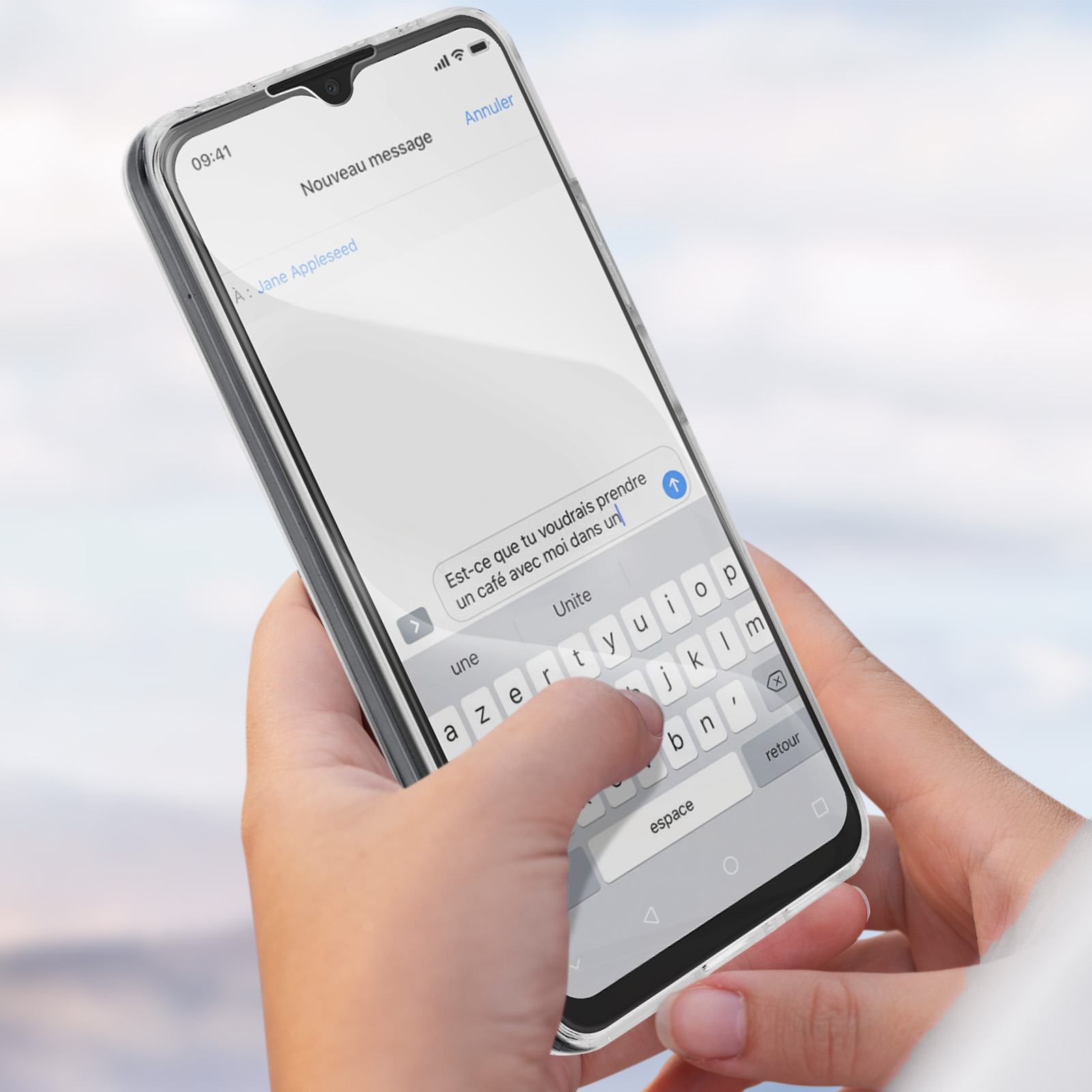 Mani che tengono un telefono, mostrando un messaggio in francese.