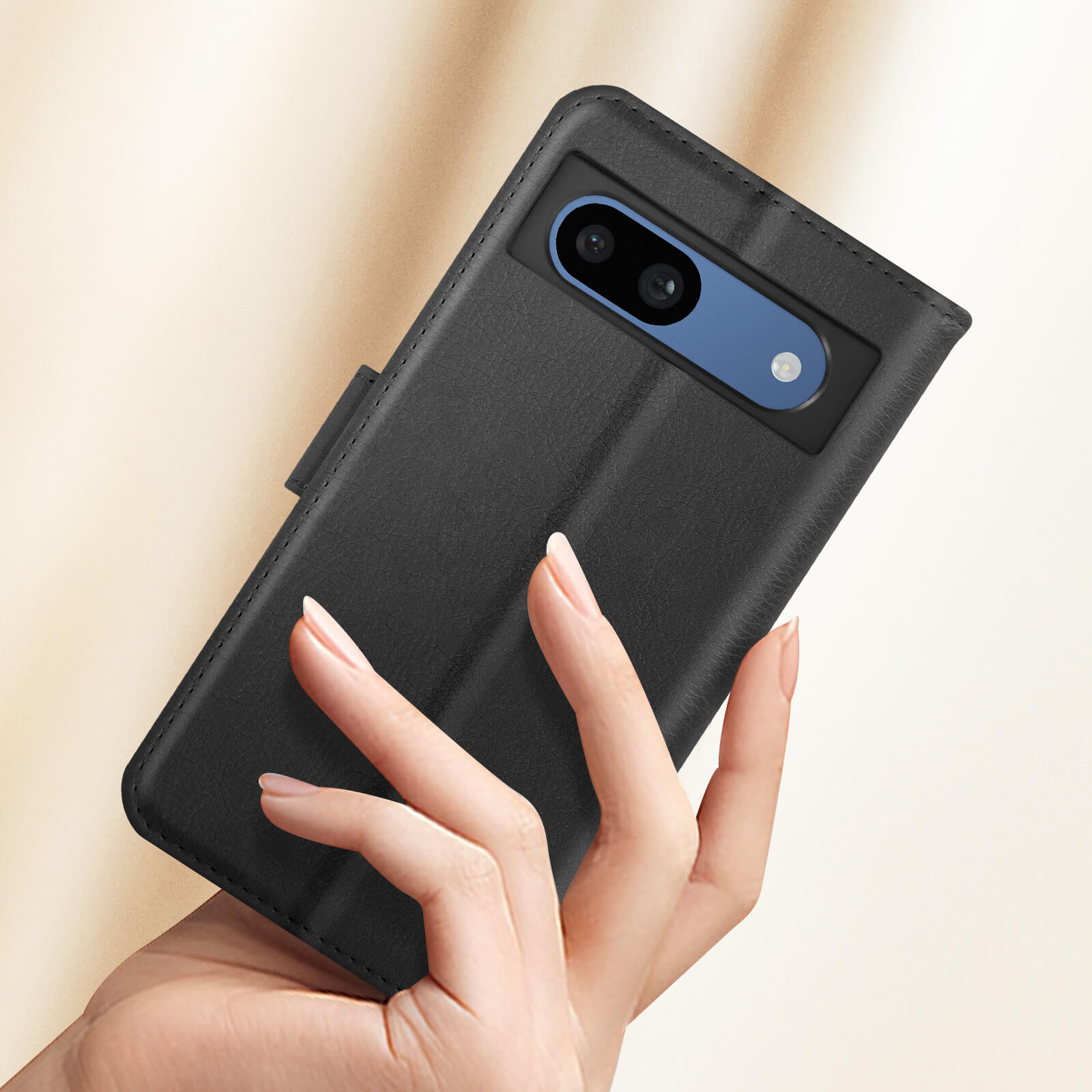 Una custodia per telefono nera con un telefono all'interno. Una mano sta chiudendo la custodia. La fotocamera è visibile.