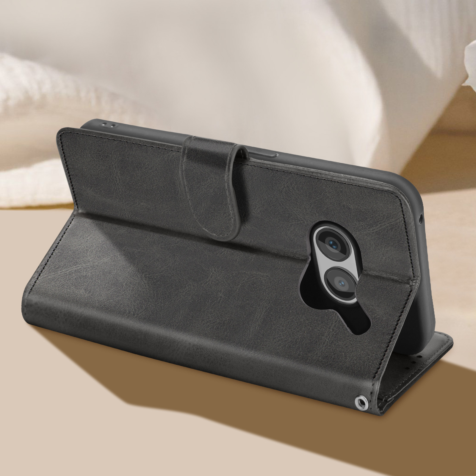 Smartphone nero in una custodia in pelle. La custodia è aperta, mostrando lo schermo e la fotocamera.