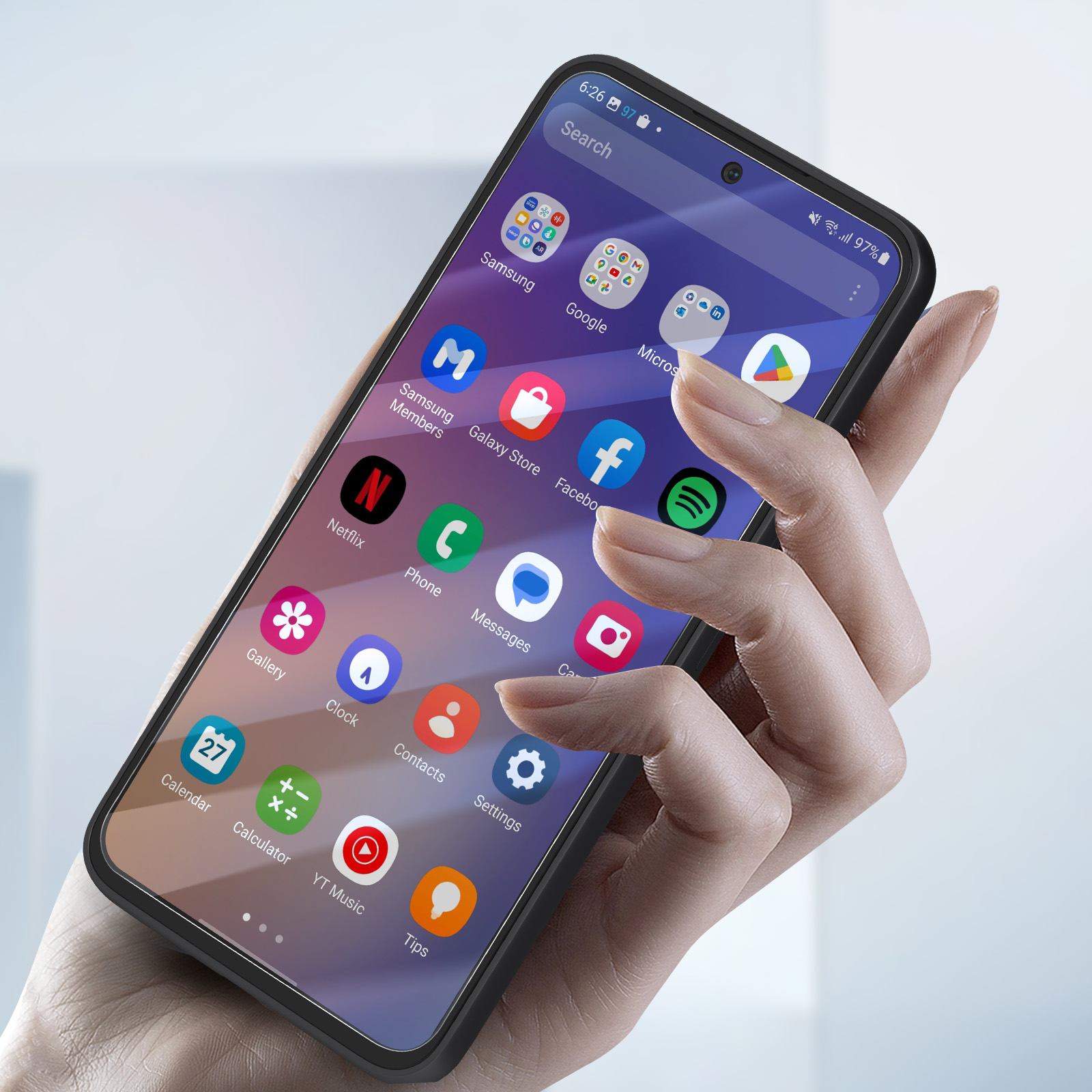 Mano che tiene uno smartphone nero. Lo schermo del telefono mostra le icone delle app.