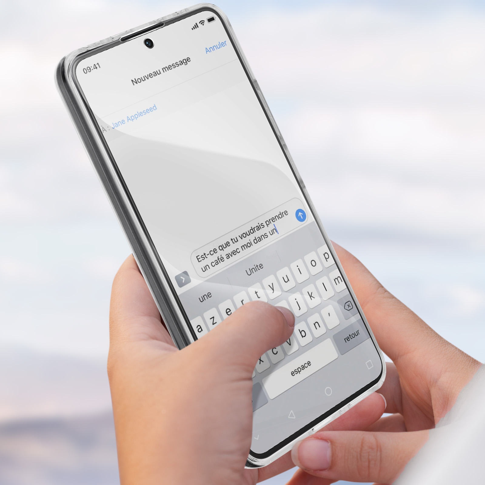 Le mani di una persona che tiene uno smartphone. Un messaggio di testo è sullo schermo.