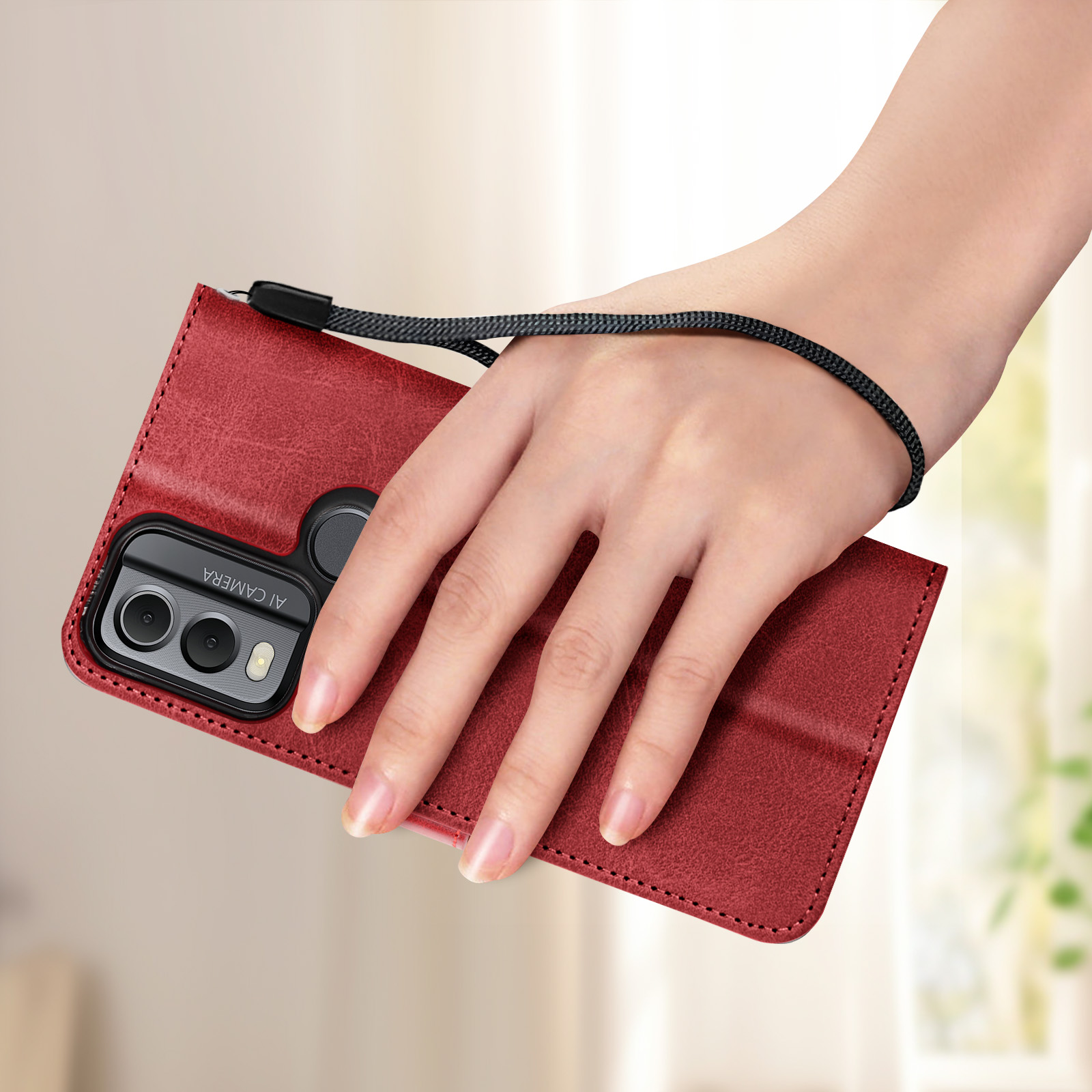 Mano che tiene una custodia per telefono rossa con un telefono all'interno. Presenta una fotocamera e un cinturino da polso.