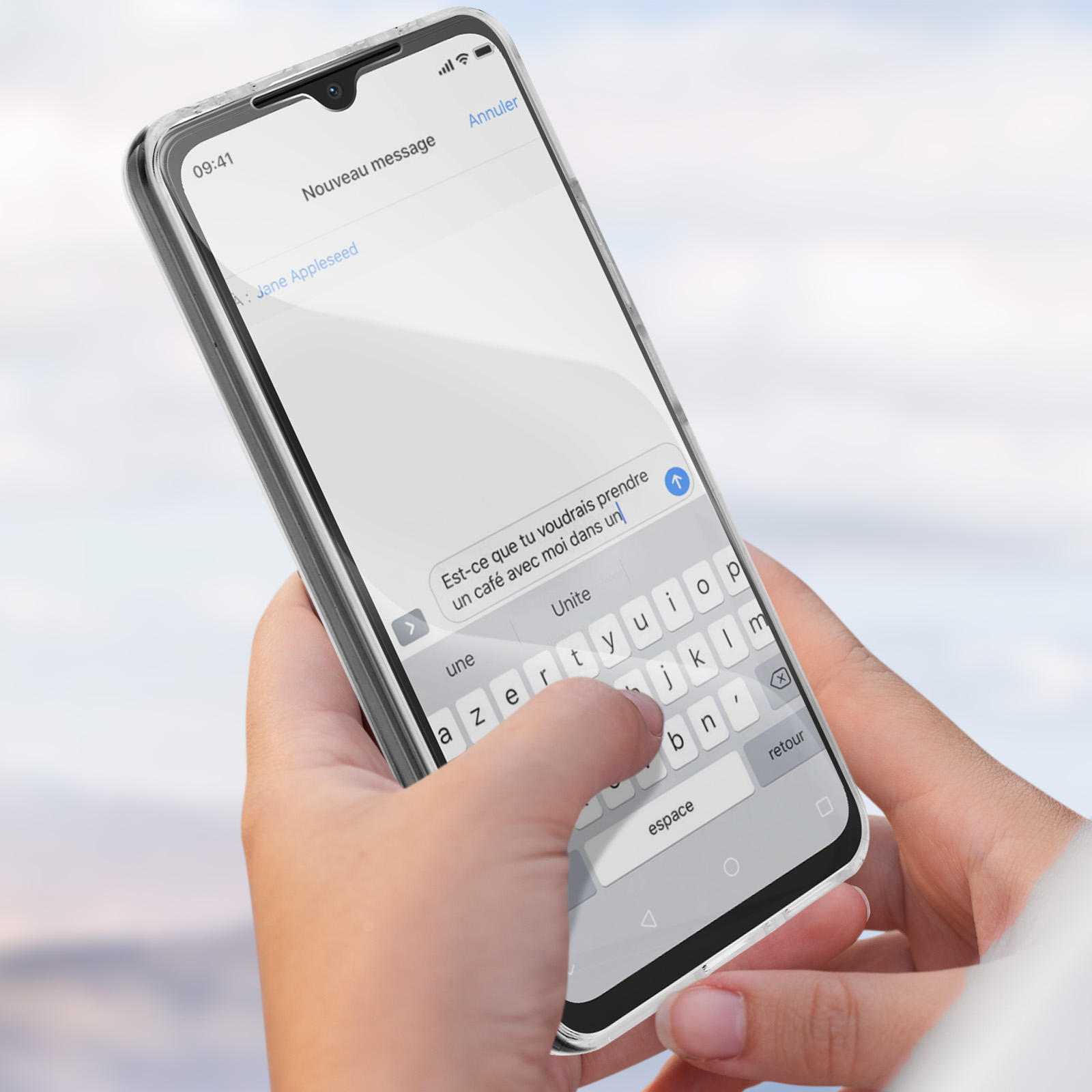 Una persona che tiene in mano un telefono con un'app di messaggistica aperta.