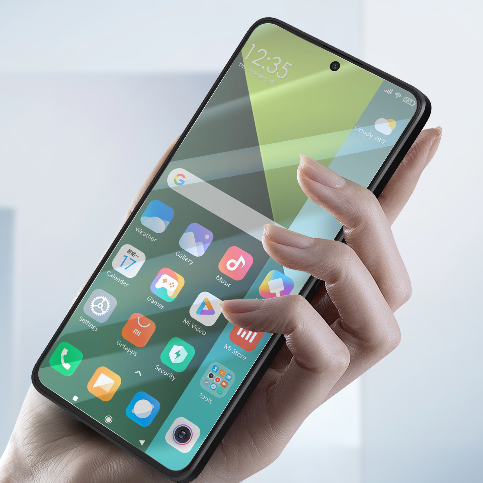 Mano che tiene uno smartphone, che mostra un'interfaccia di app colorata con data e ora.